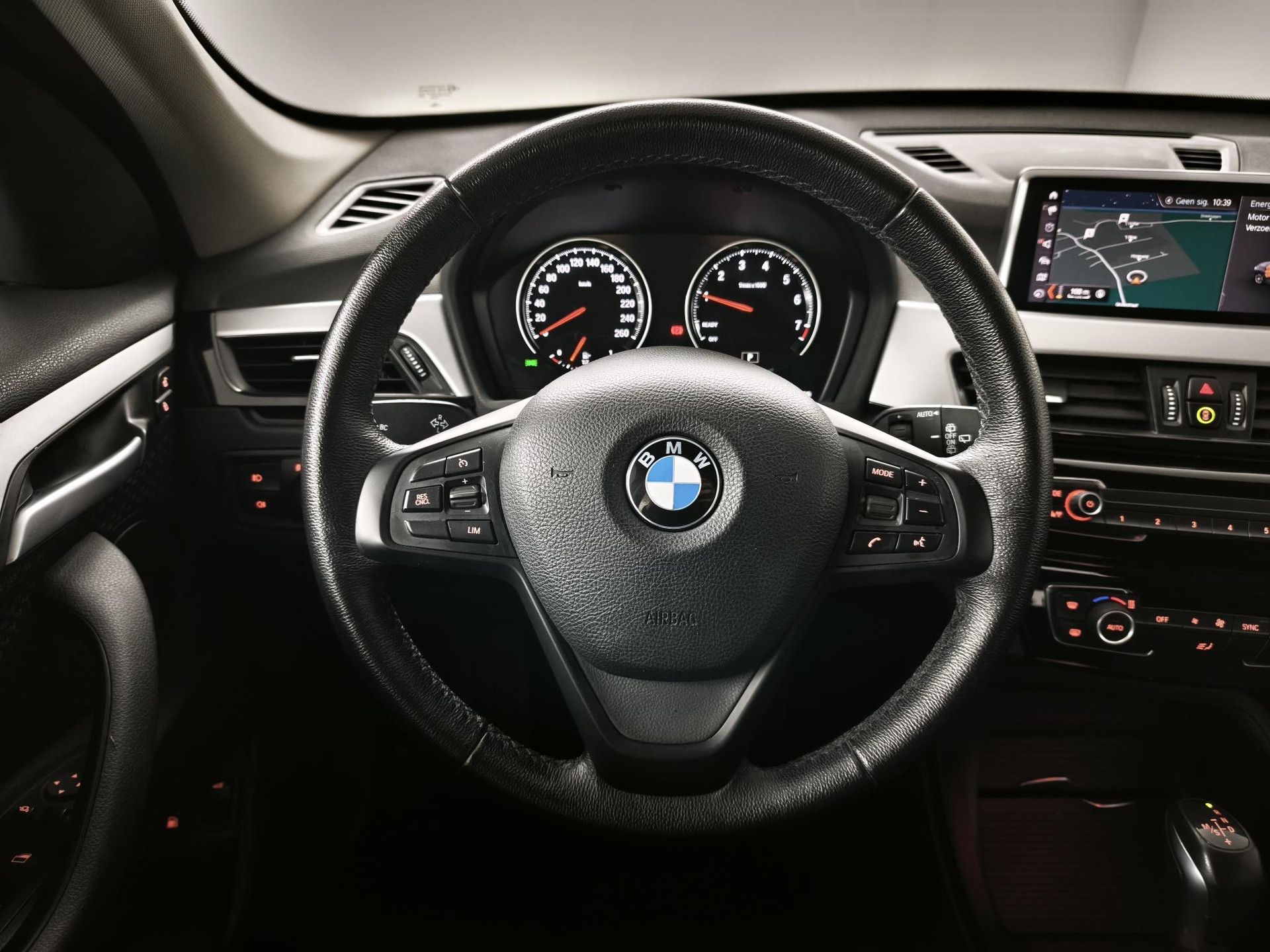 BMW X1 met kenteken KRR-79-R – interieur