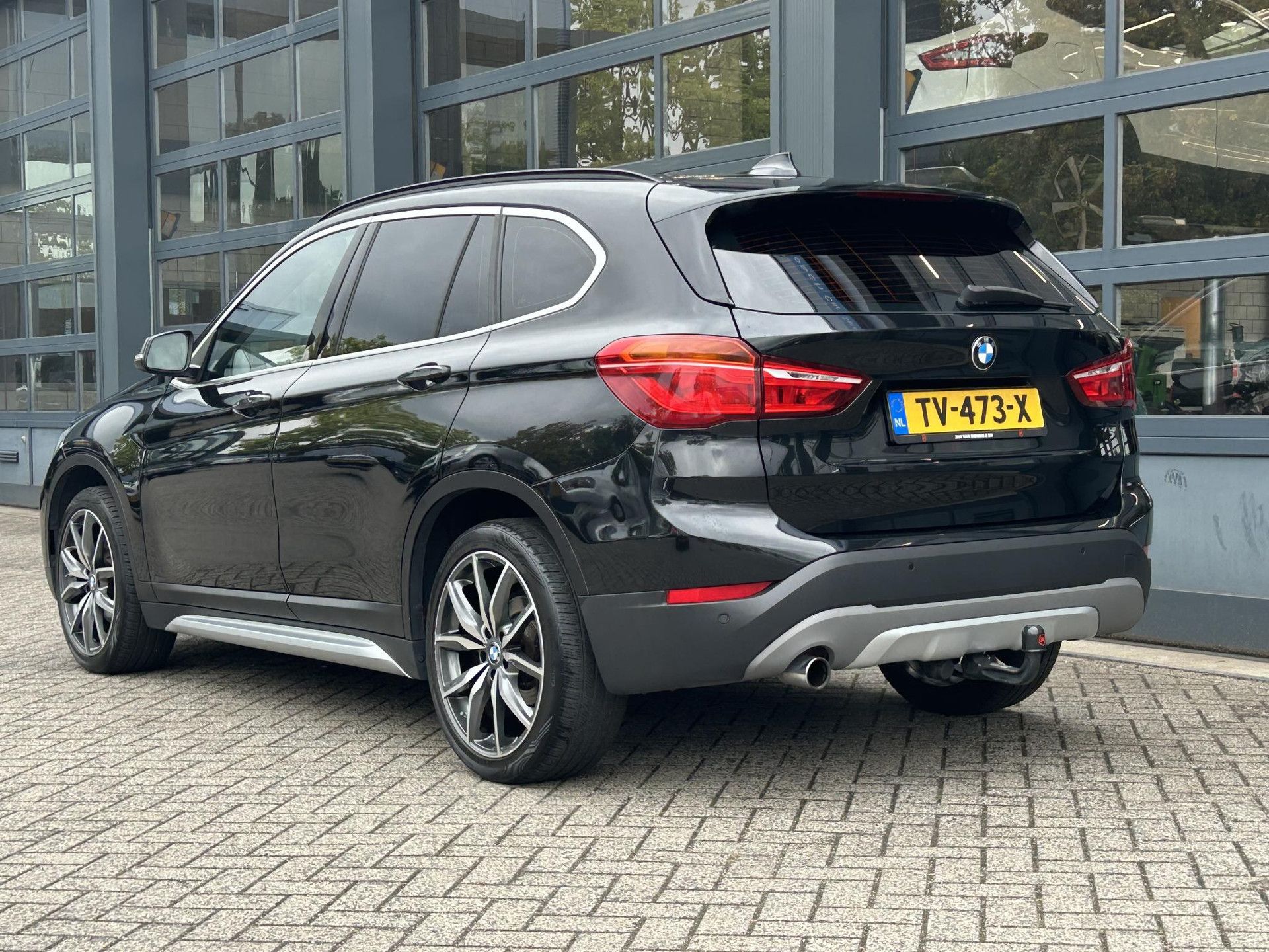 BMW X1 met kenteken TV-473-X – achteraanzicht