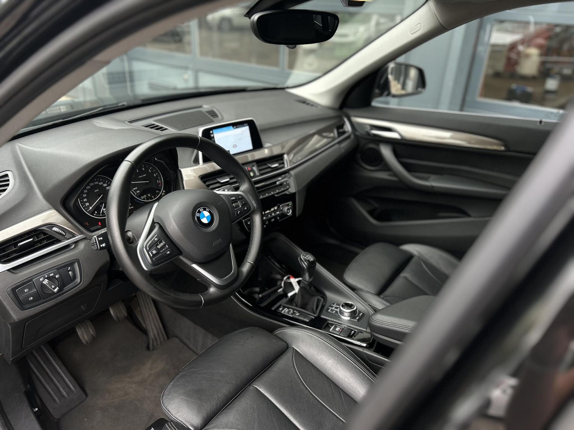 BMW X1 met kenteken TV-473-X – interieur