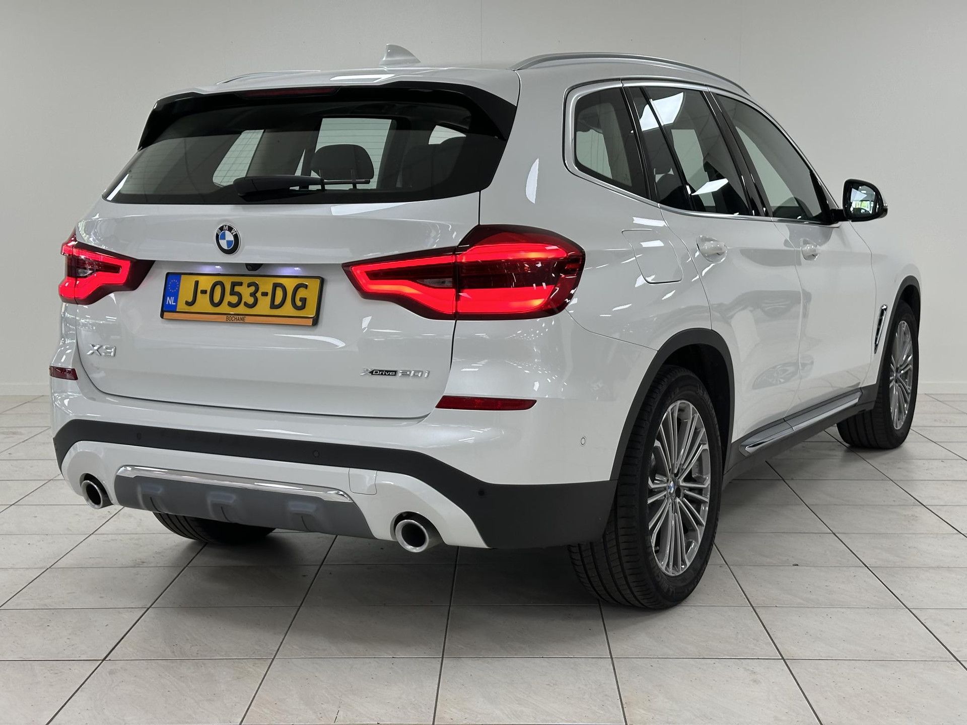 BMW X3 met kenteken J-053-DG – achteraanzicht