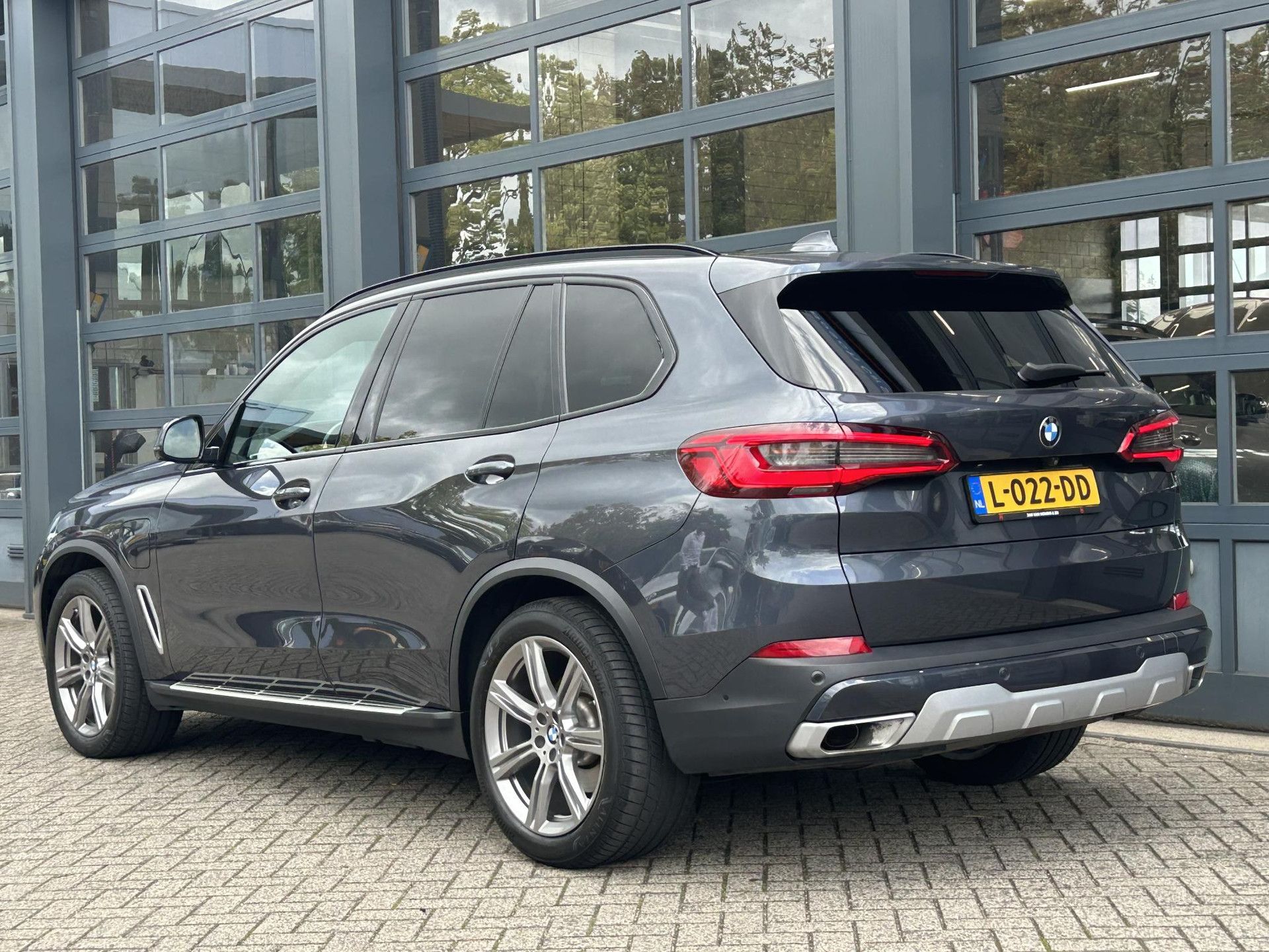 BMW X5 met kenteken L-022-DD – achteraanzicht