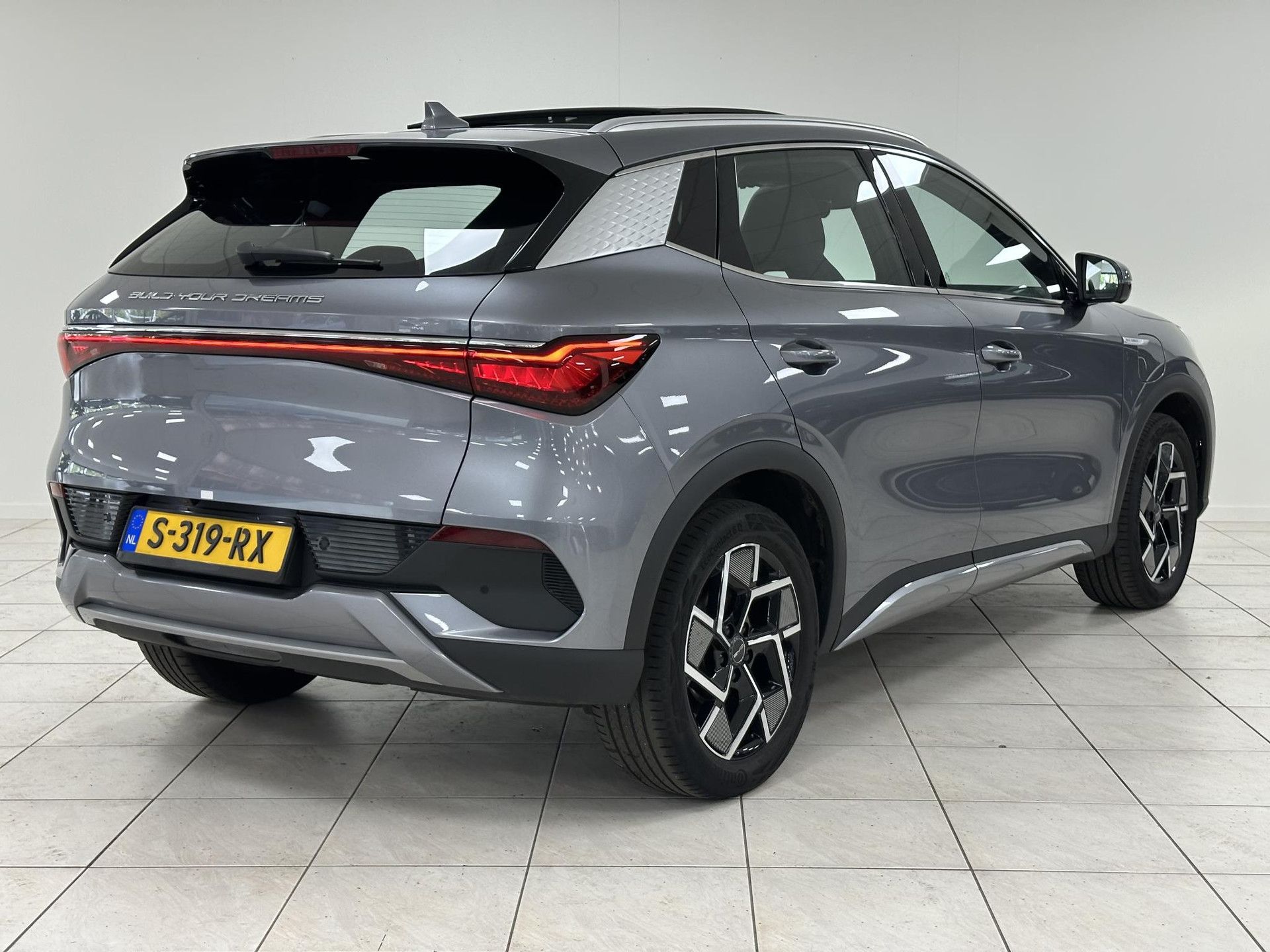 BYD ATTO3 met kenteken S-319-RX – achteraanzicht