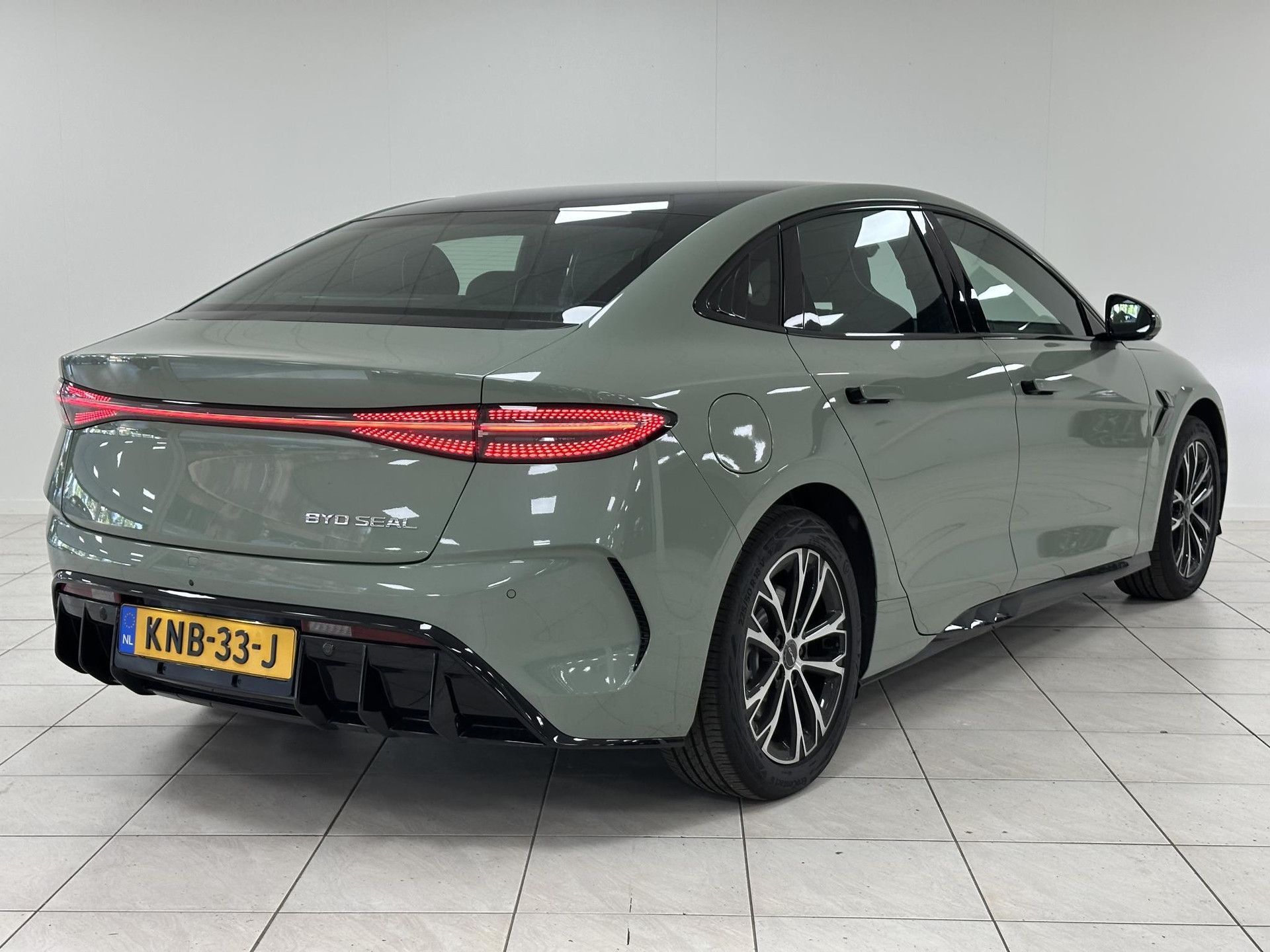 BYD SEAL met kenteken KNB-33-J – achteraanzicht