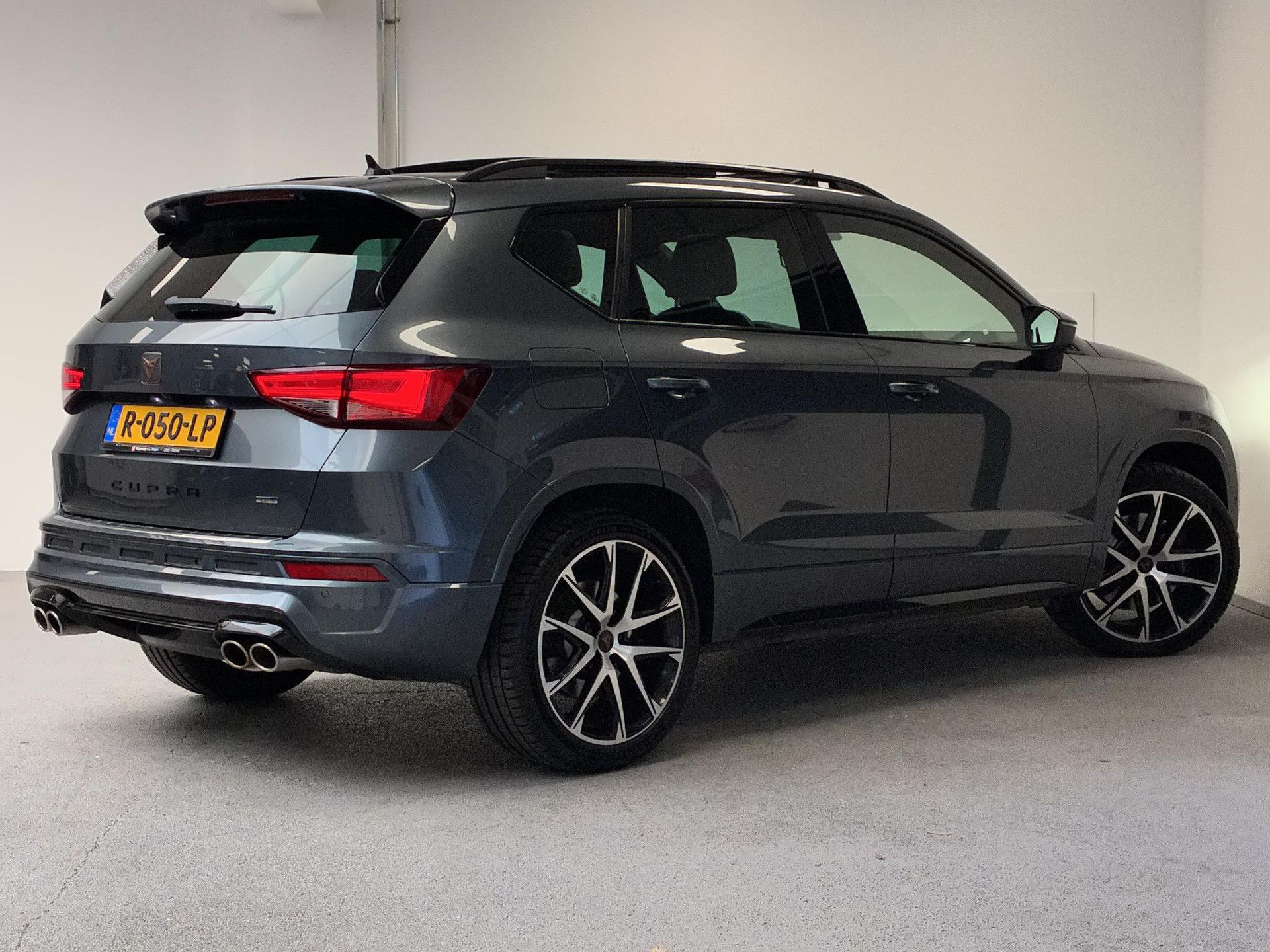 CUPRA Ateca met kenteken R-050-LP – achteraanzicht