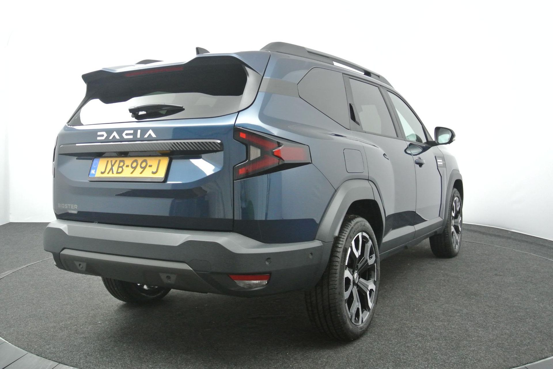 Dacia Bigster met kenteken JXB-99-J – achteraanzicht