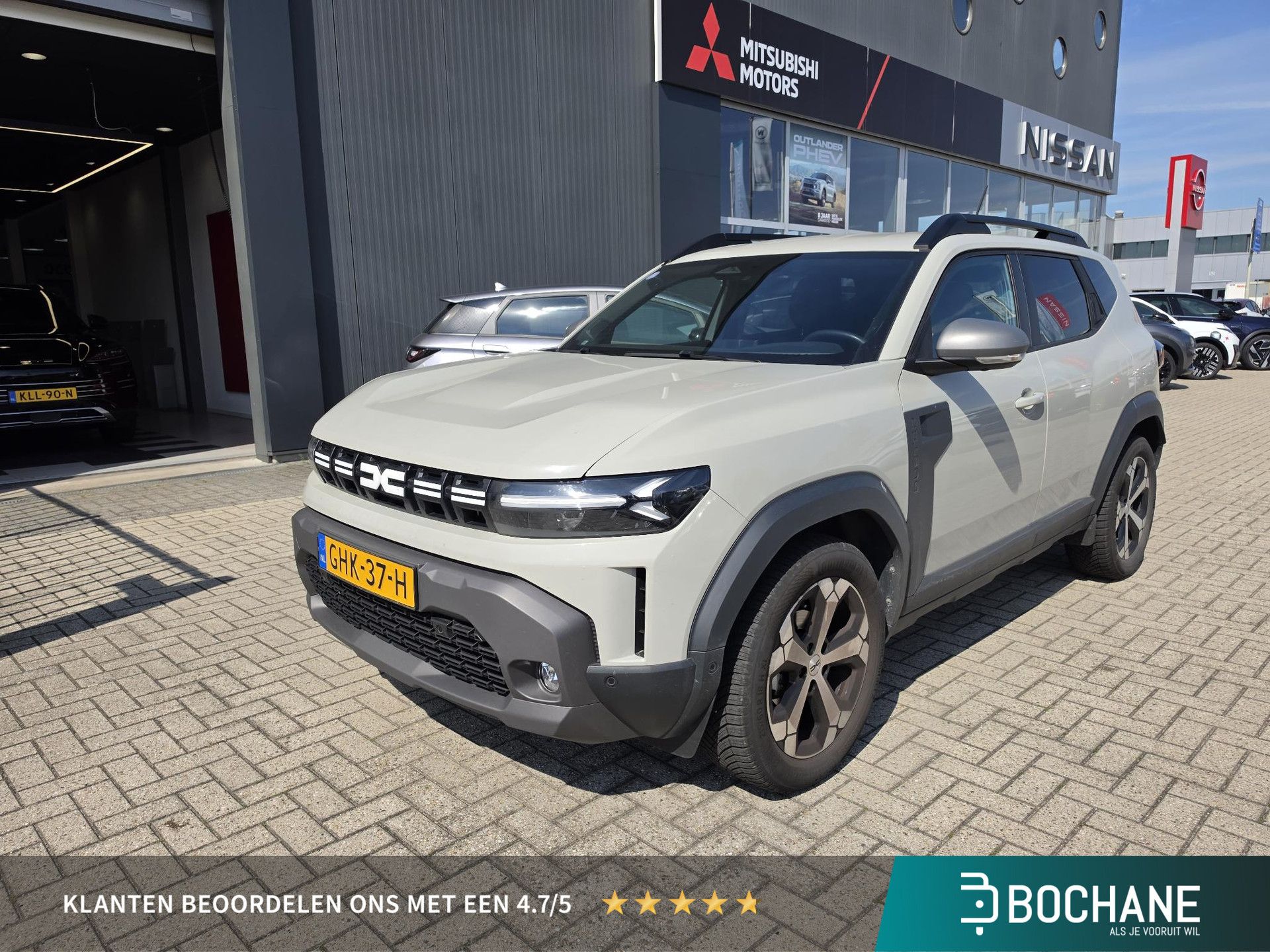 Dacia Duster met kenteken GHK-37-H – vooraanzicht