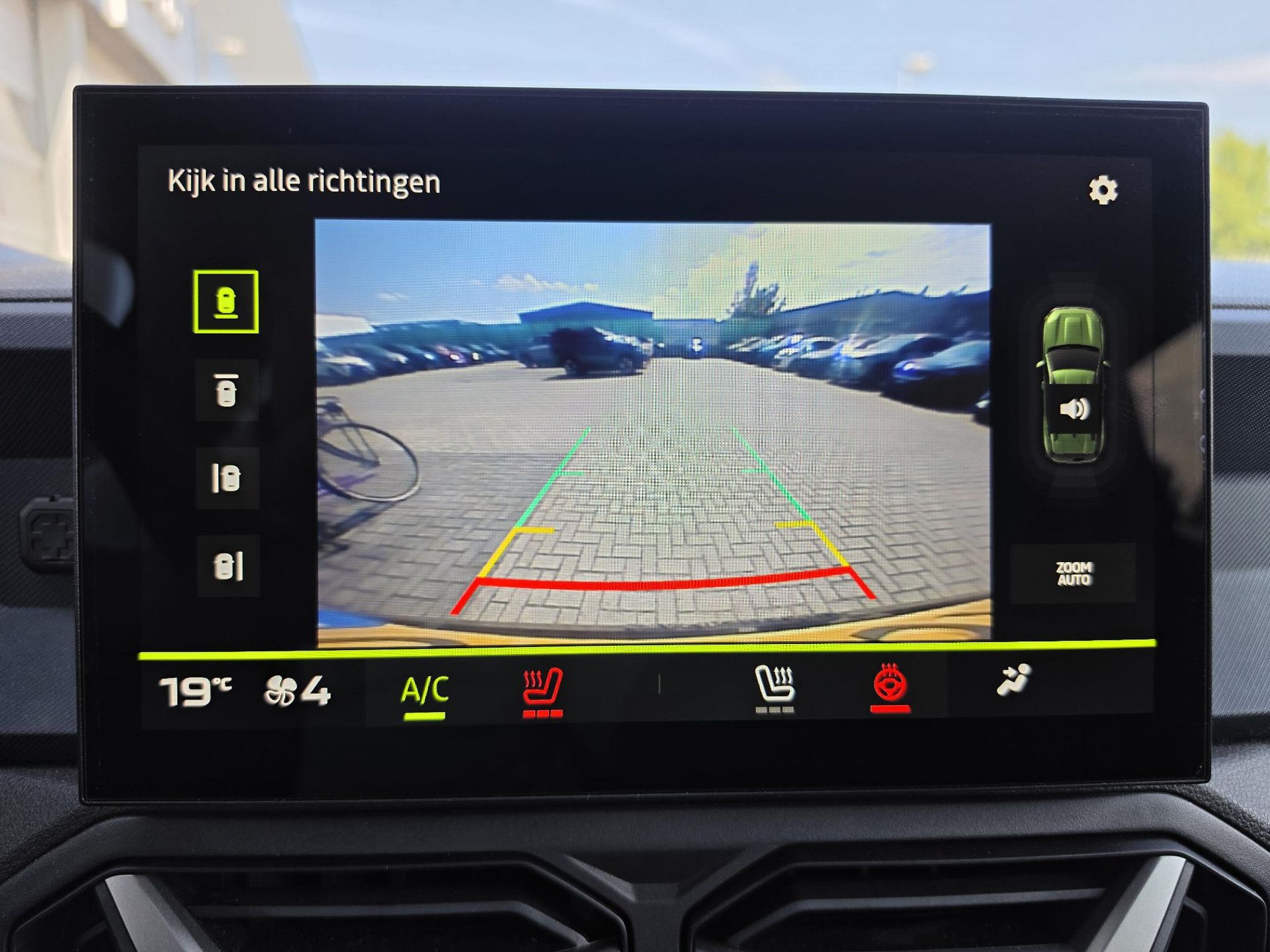 Dacia Duster met kenteken GHK-37-H – interieur
