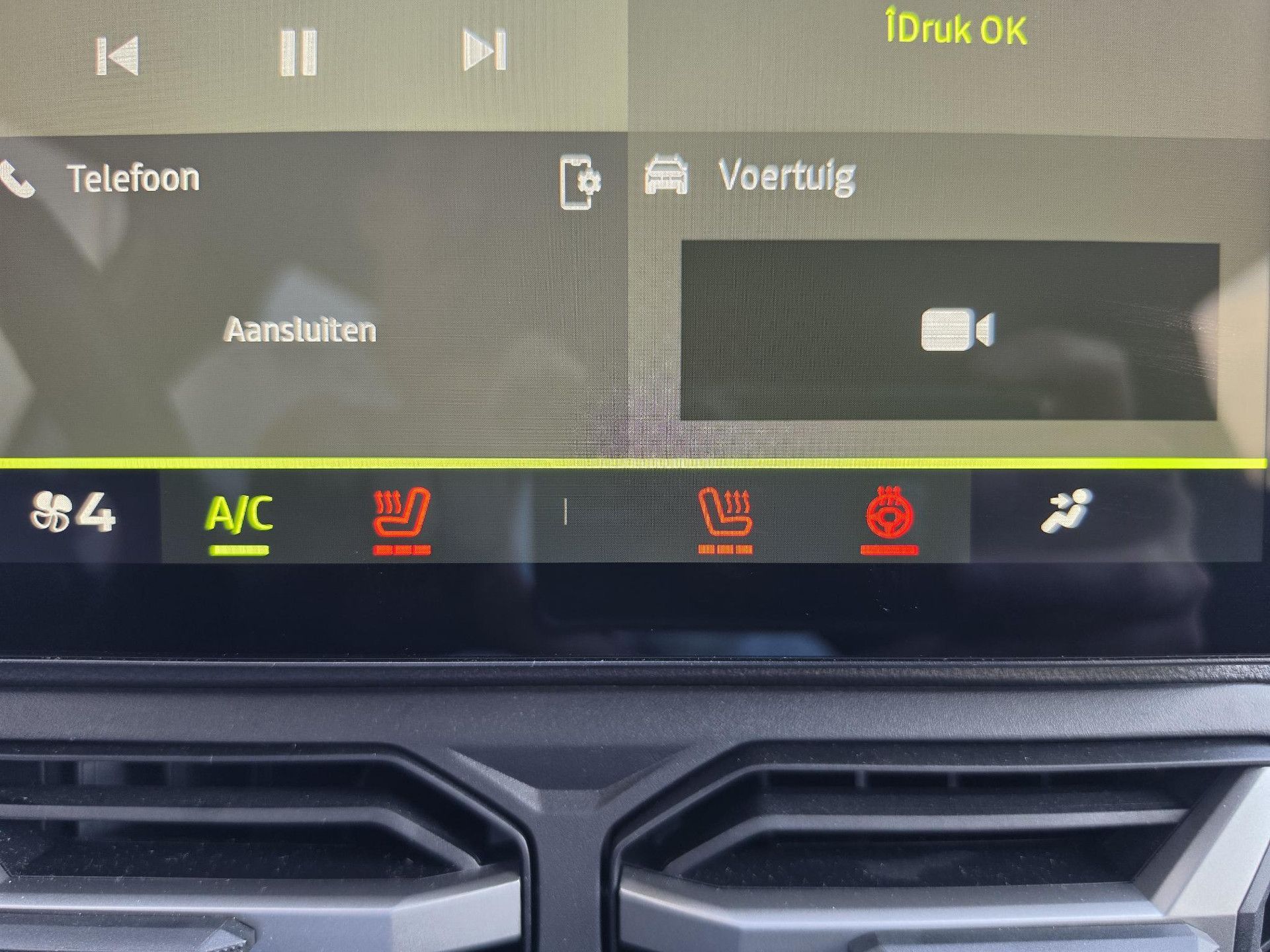 Dacia Duster met kenteken GHK-37-H – dashboard