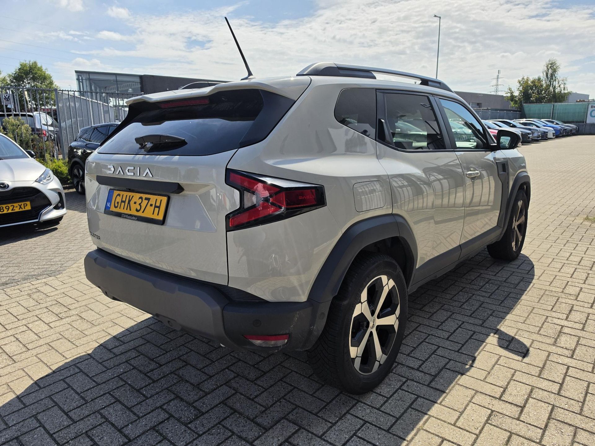 Dacia Duster met kenteken GHK-37-H – detailfoto