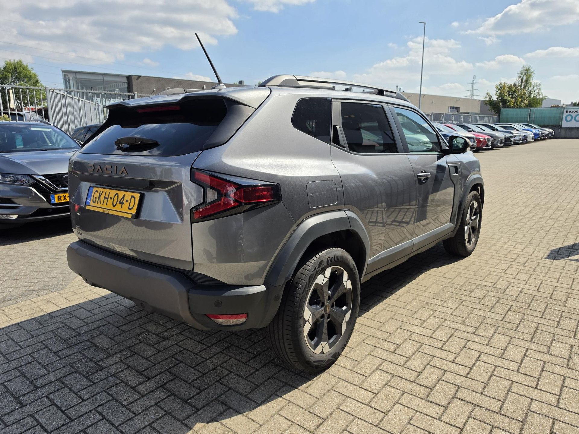 Dacia Duster met kenteken GKH-04-D – achteraanzicht