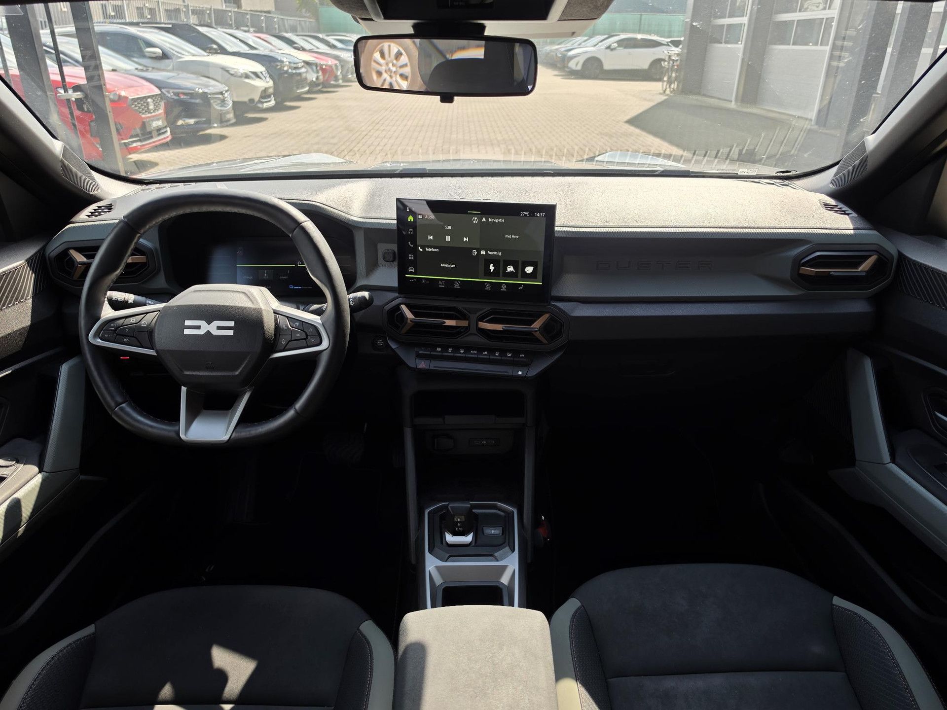Dacia Duster met kenteken GKH-04-D – interieur
