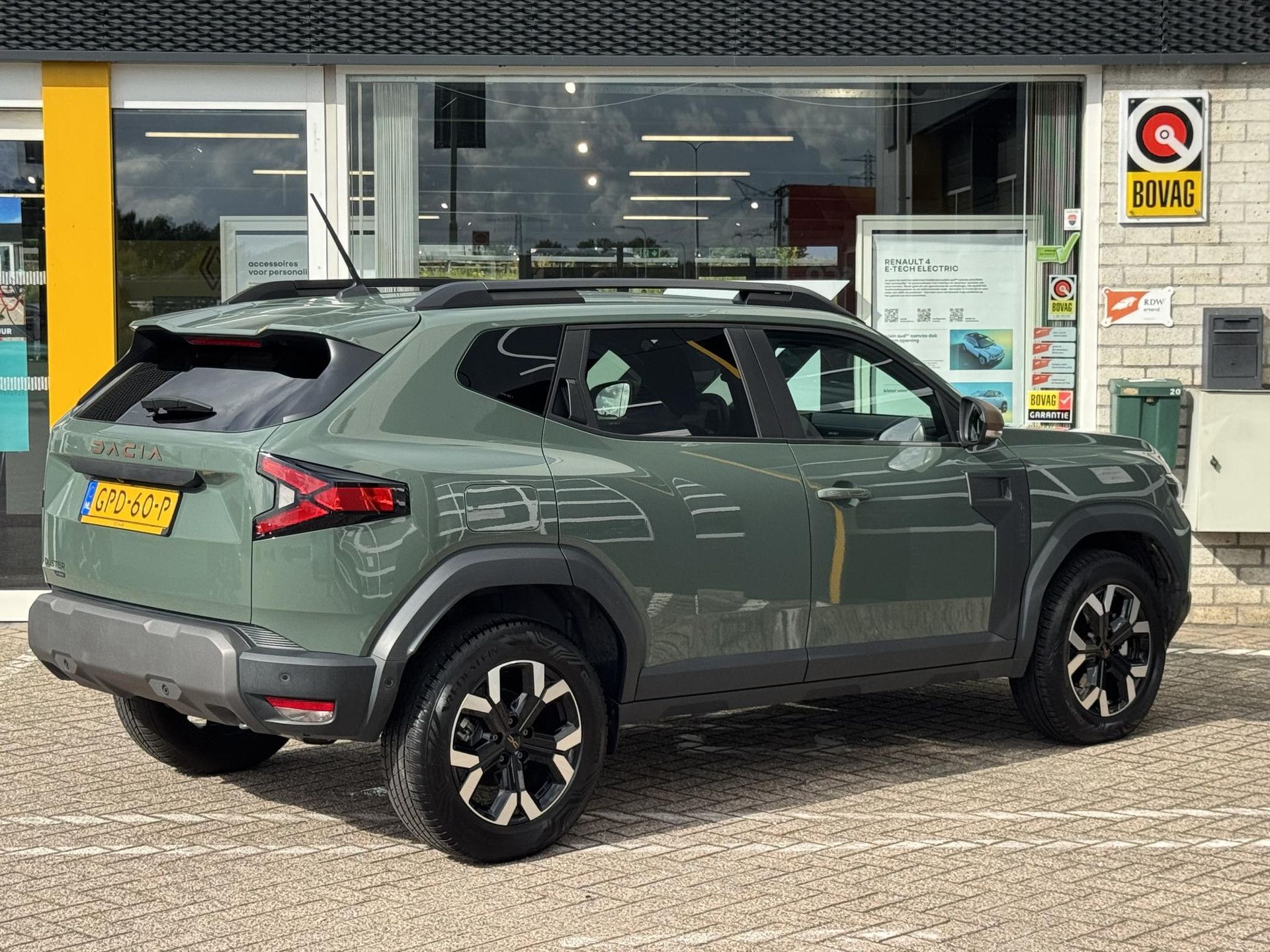 Dacia Duster met kenteken GPD-60-P – achteraanzicht