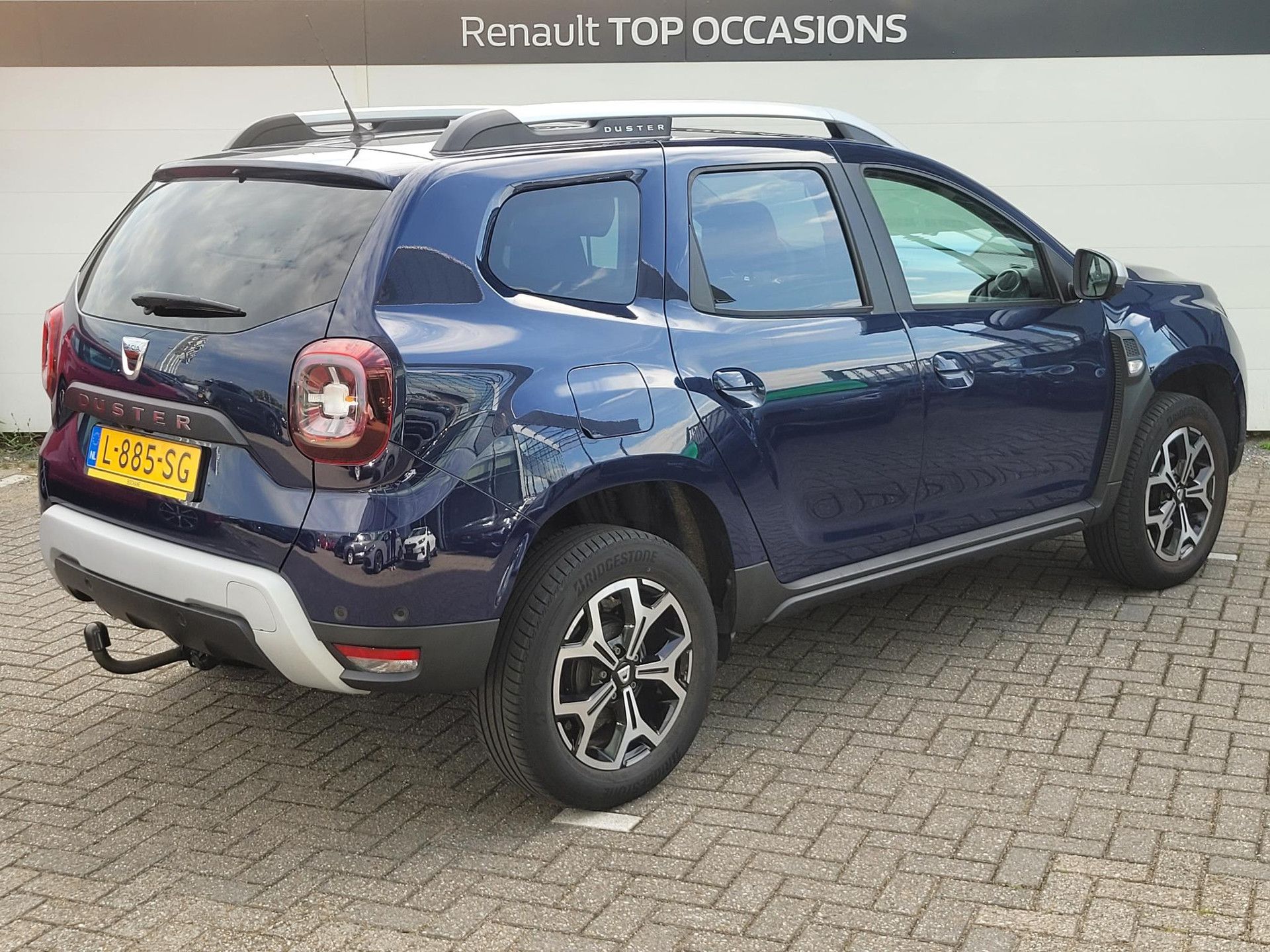 Dacia Duster met kenteken L-885-SG – achteraanzicht