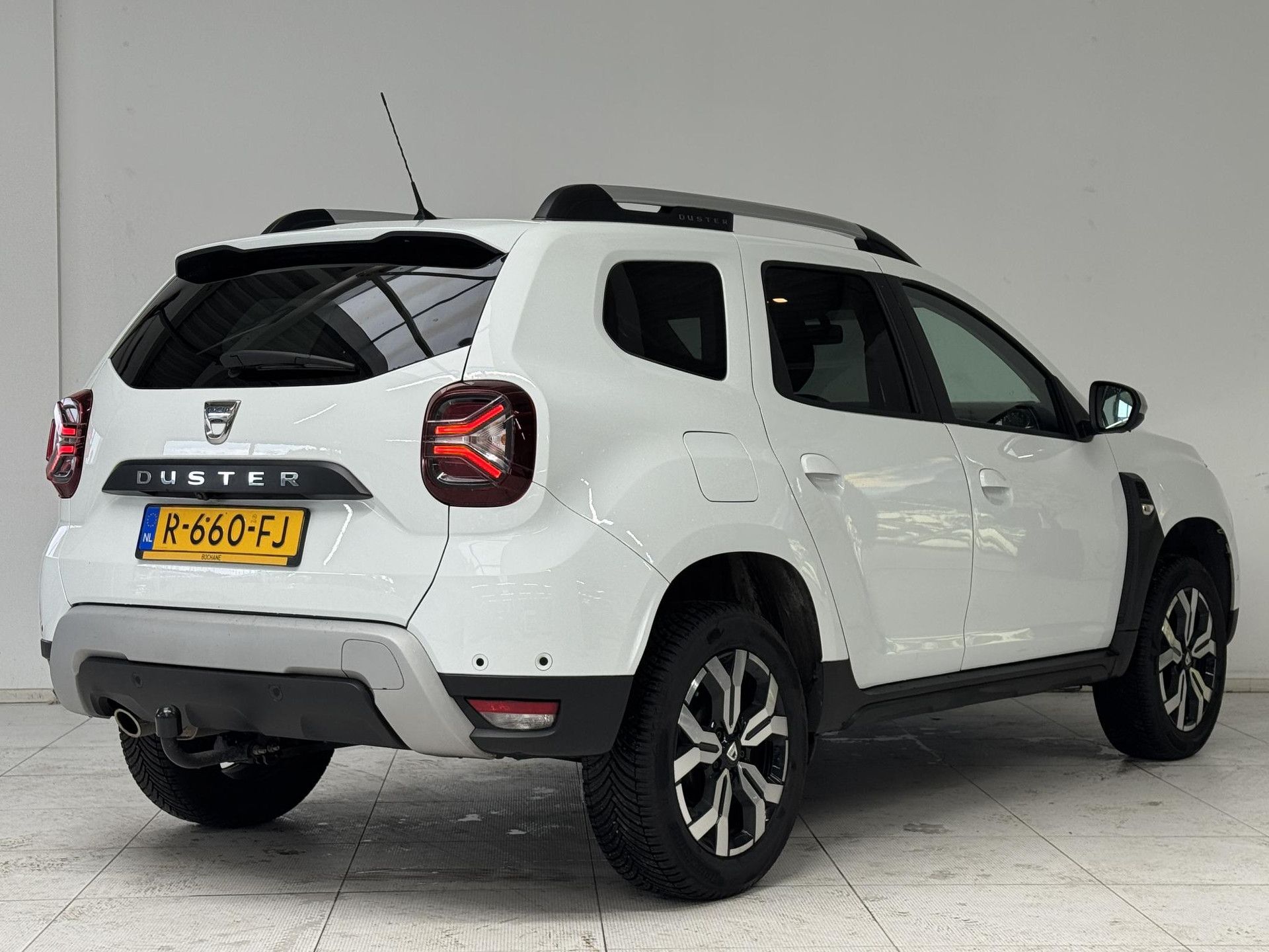 Dacia Duster met kenteken R-660-FJ – achteraanzicht