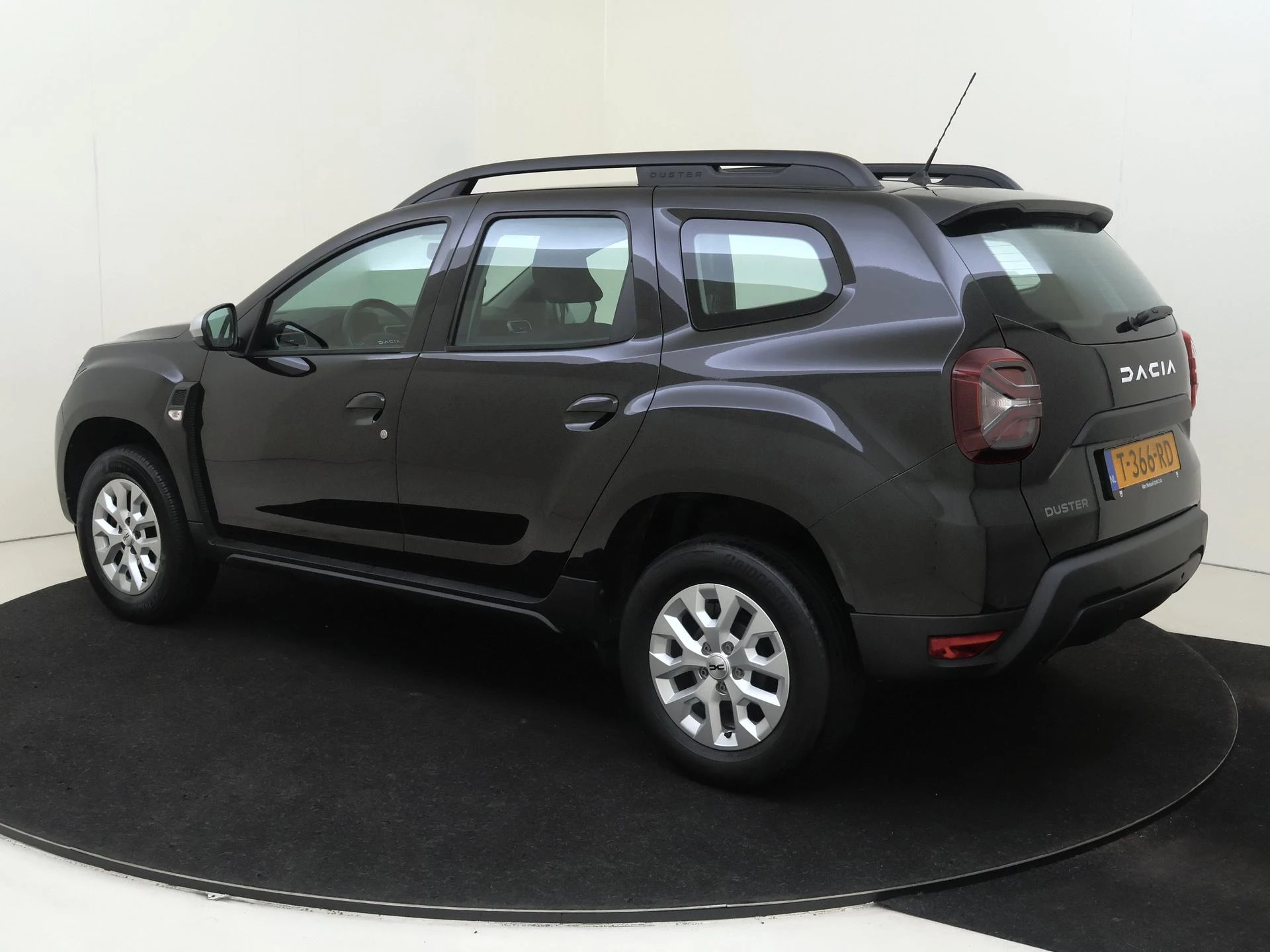 Dacia Duster met kenteken T-366-RD – autofoto 4