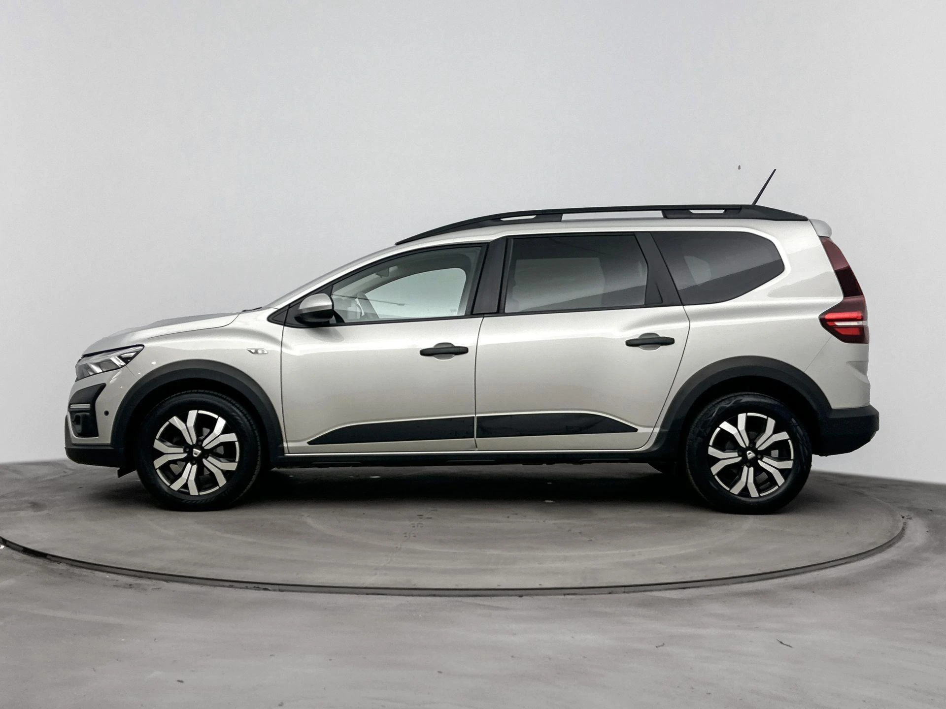 Dacia Jogger met kenteken R-872-KJ – autofoto 4