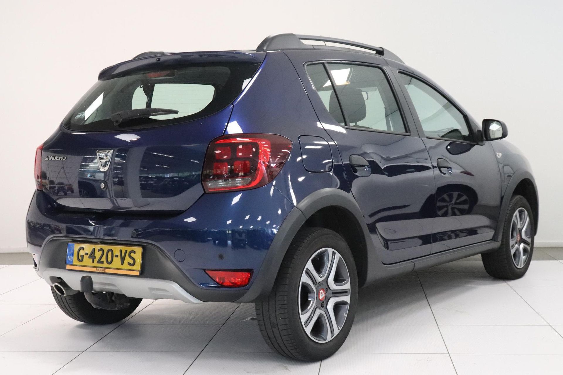 Dacia Sandero met kenteken G-420-VS – achteraanzicht