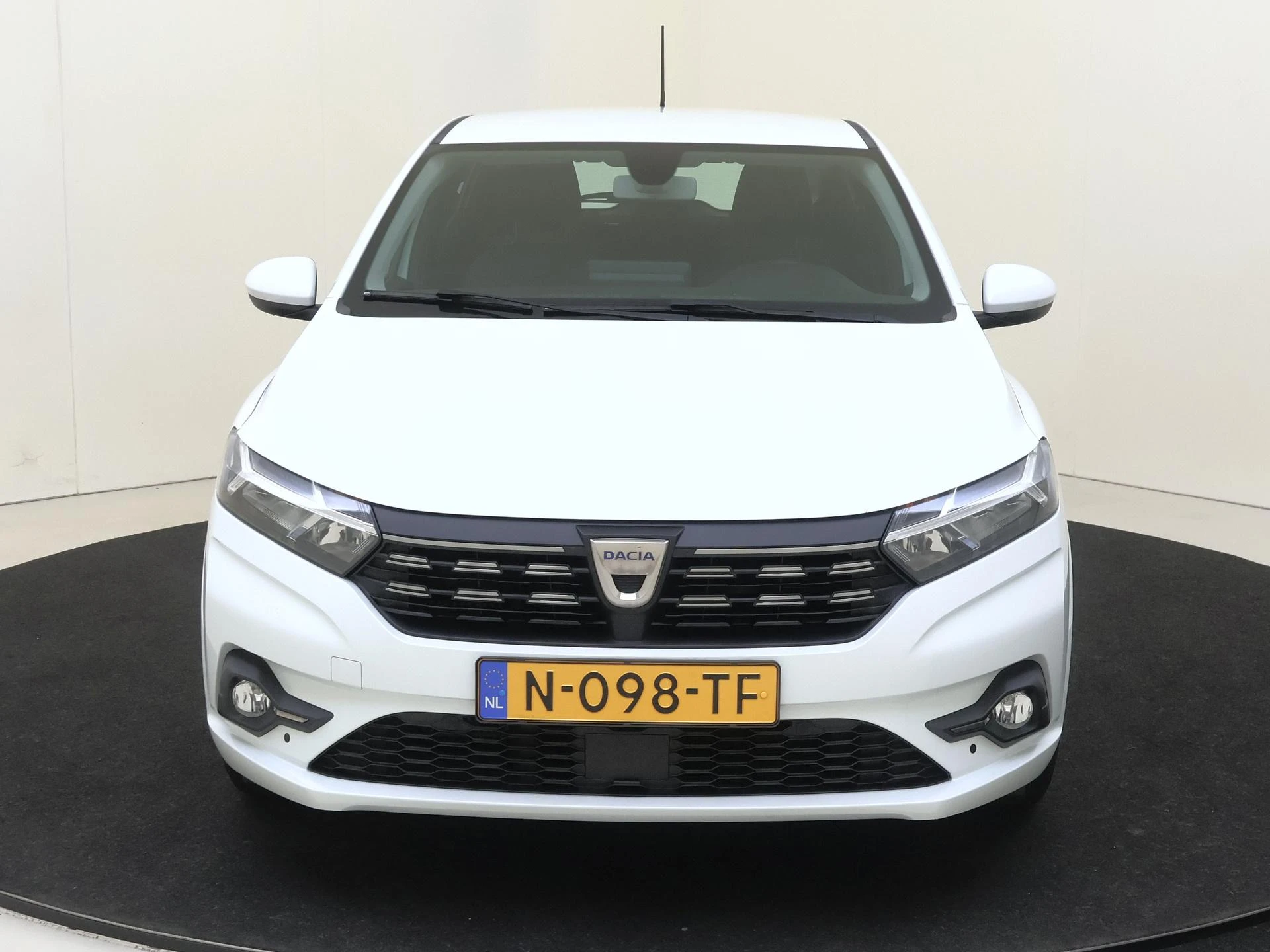 Dacia Sandero met kenteken N-098-TF – autofoto 3