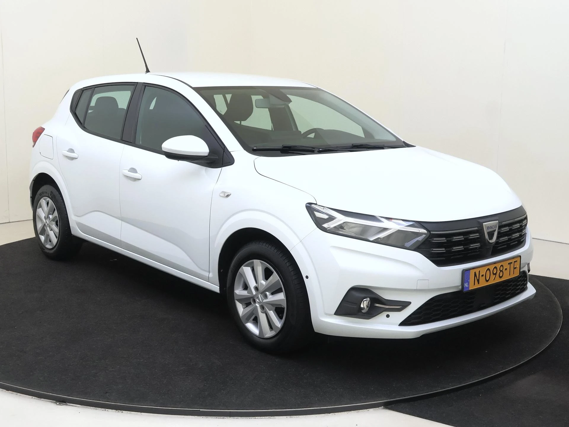 Dacia Sandero met kenteken N-098-TF – autofoto 4