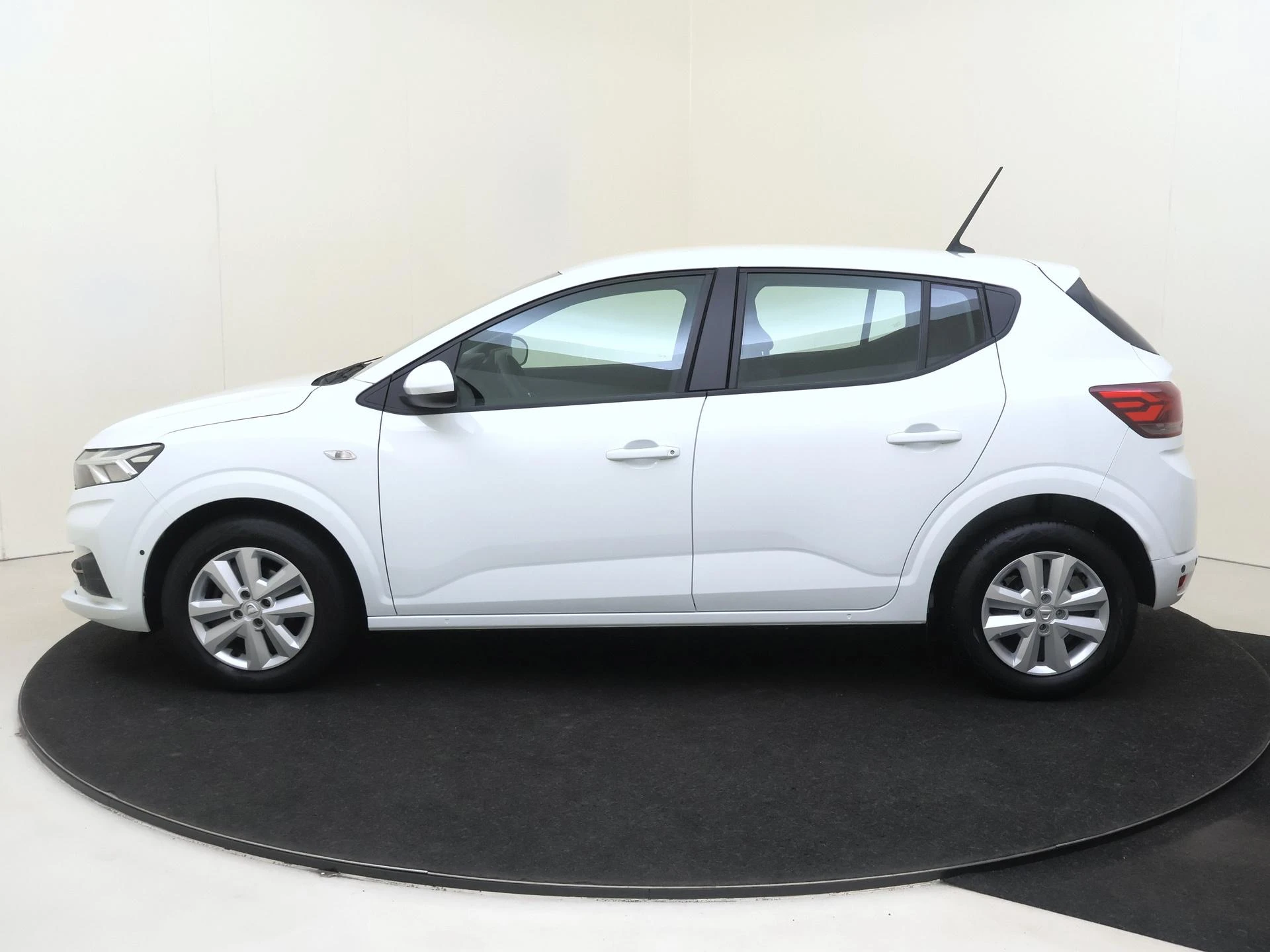 Dacia Sandero met kenteken N-098-TF – autofoto 5