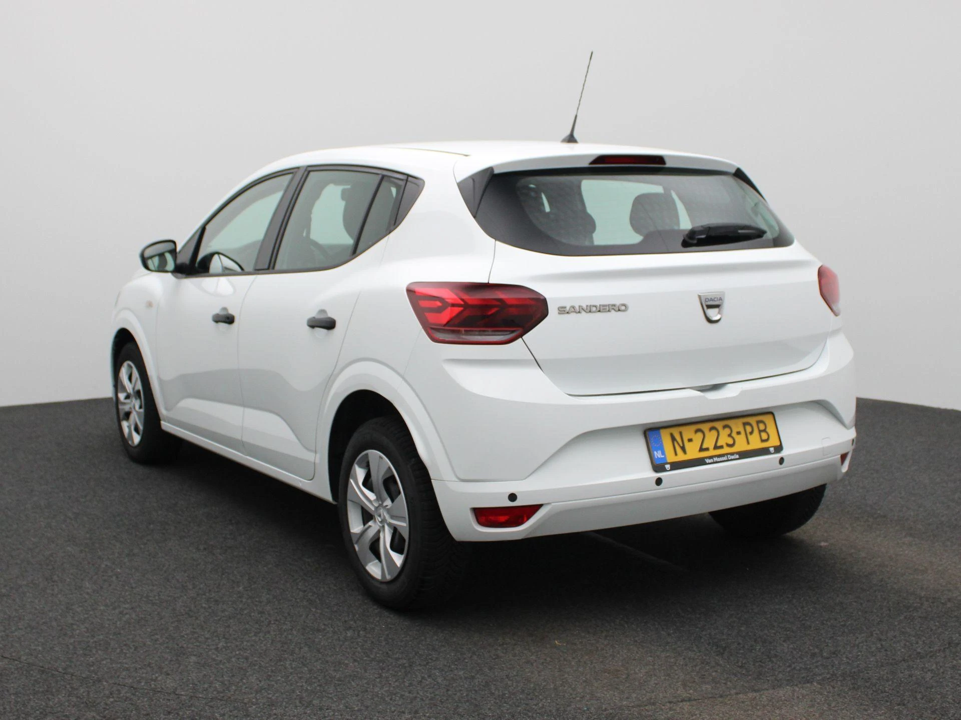 Dacia Sandero met kenteken N-223-PB – autofoto 3