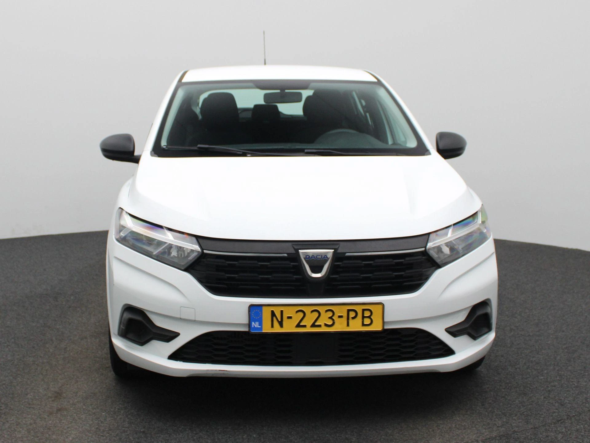 Dacia Sandero met kenteken N-223-PB – autofoto 4
