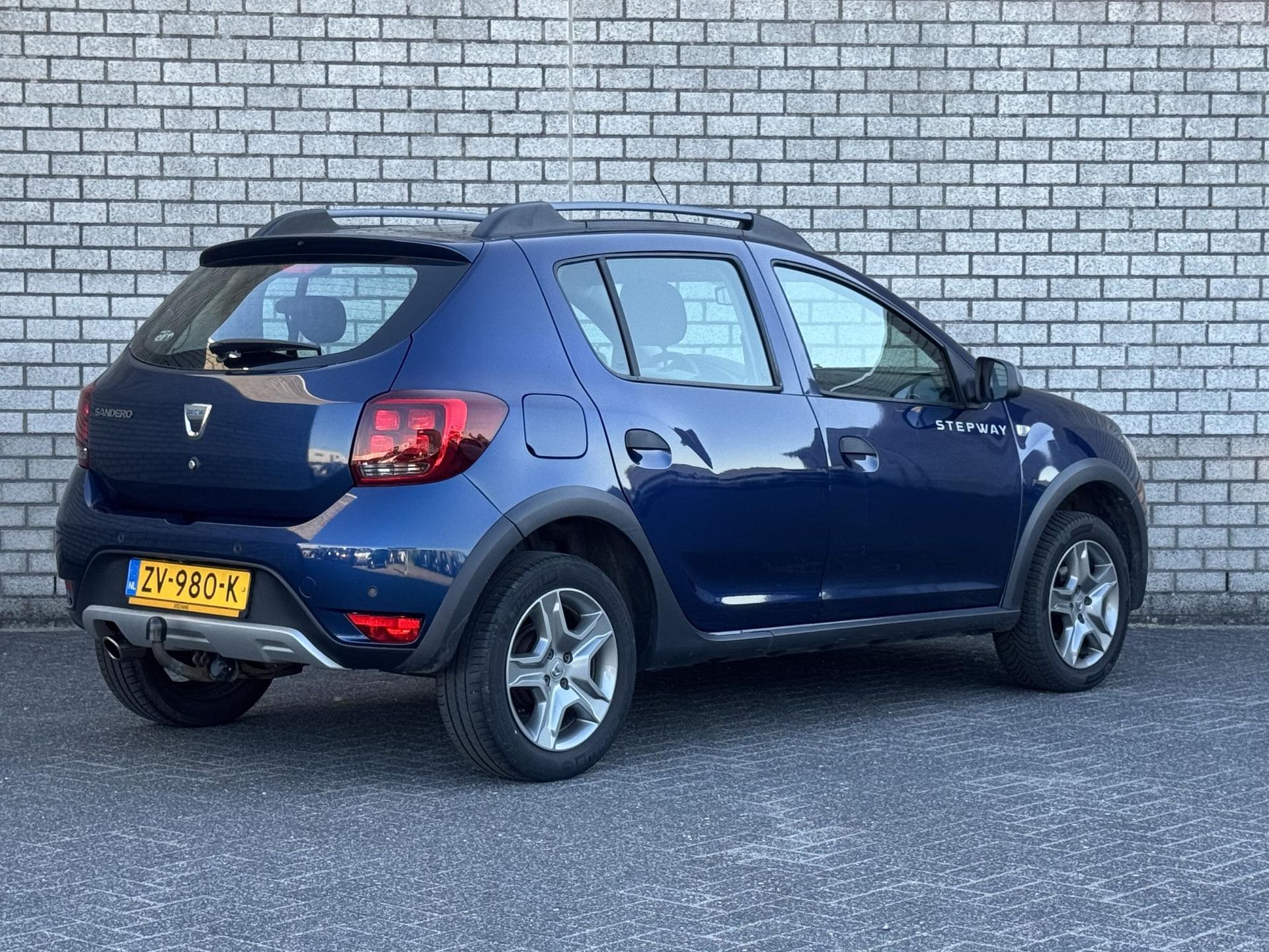 Dacia Sandero met kenteken ZV-980-K – achteraanzicht