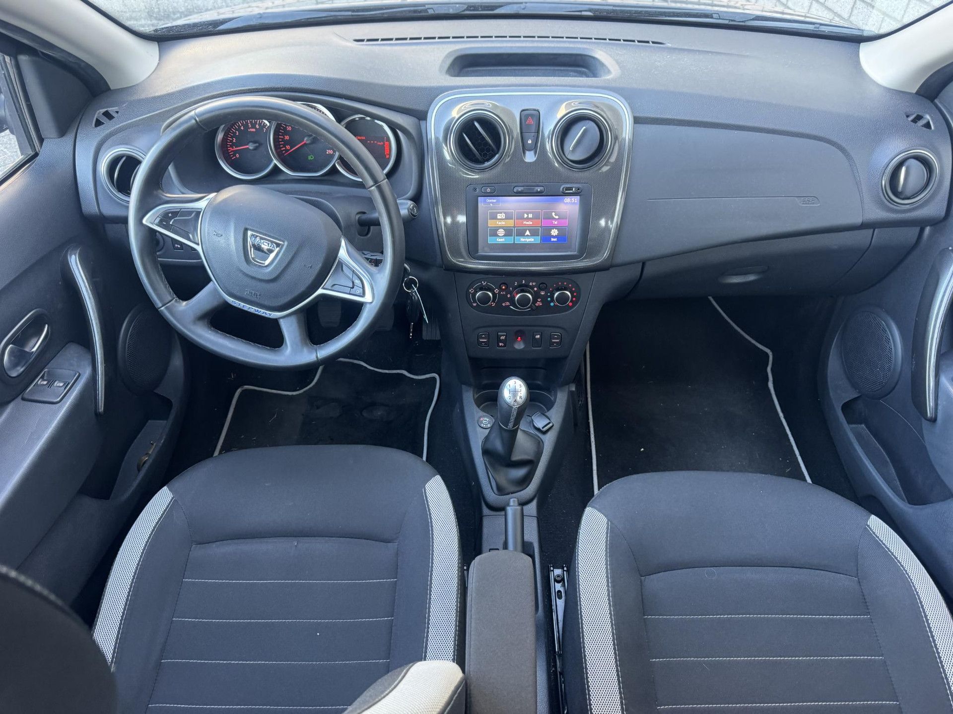 Dacia Sandero met kenteken ZV-980-K – interieur