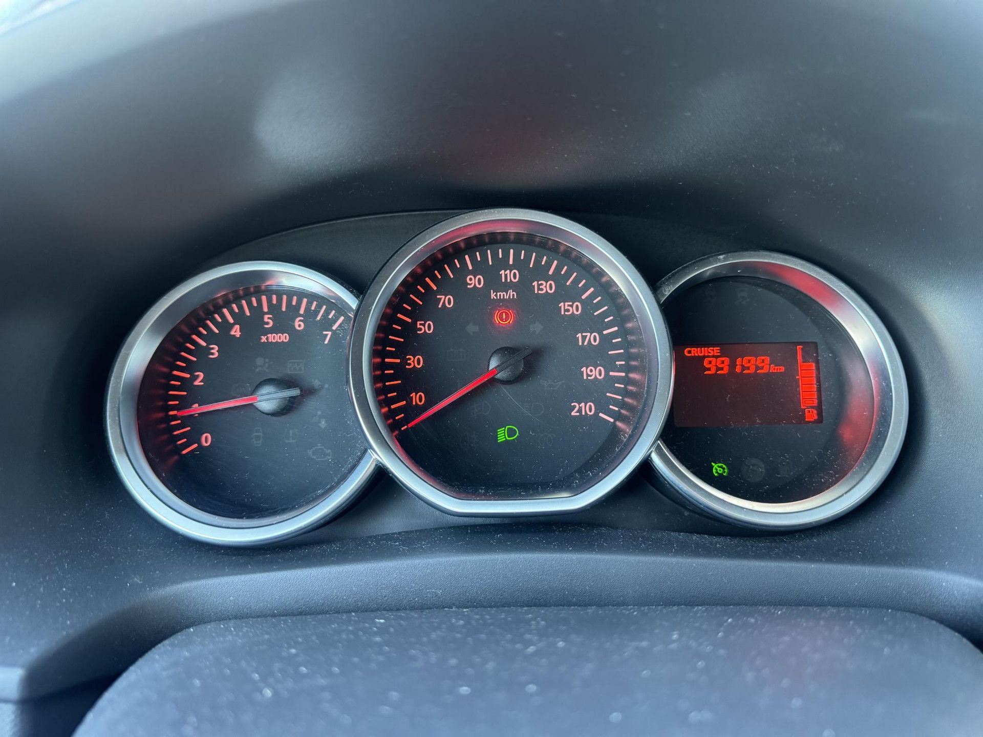 Dacia Sandero met kenteken ZV-980-K – dashboard