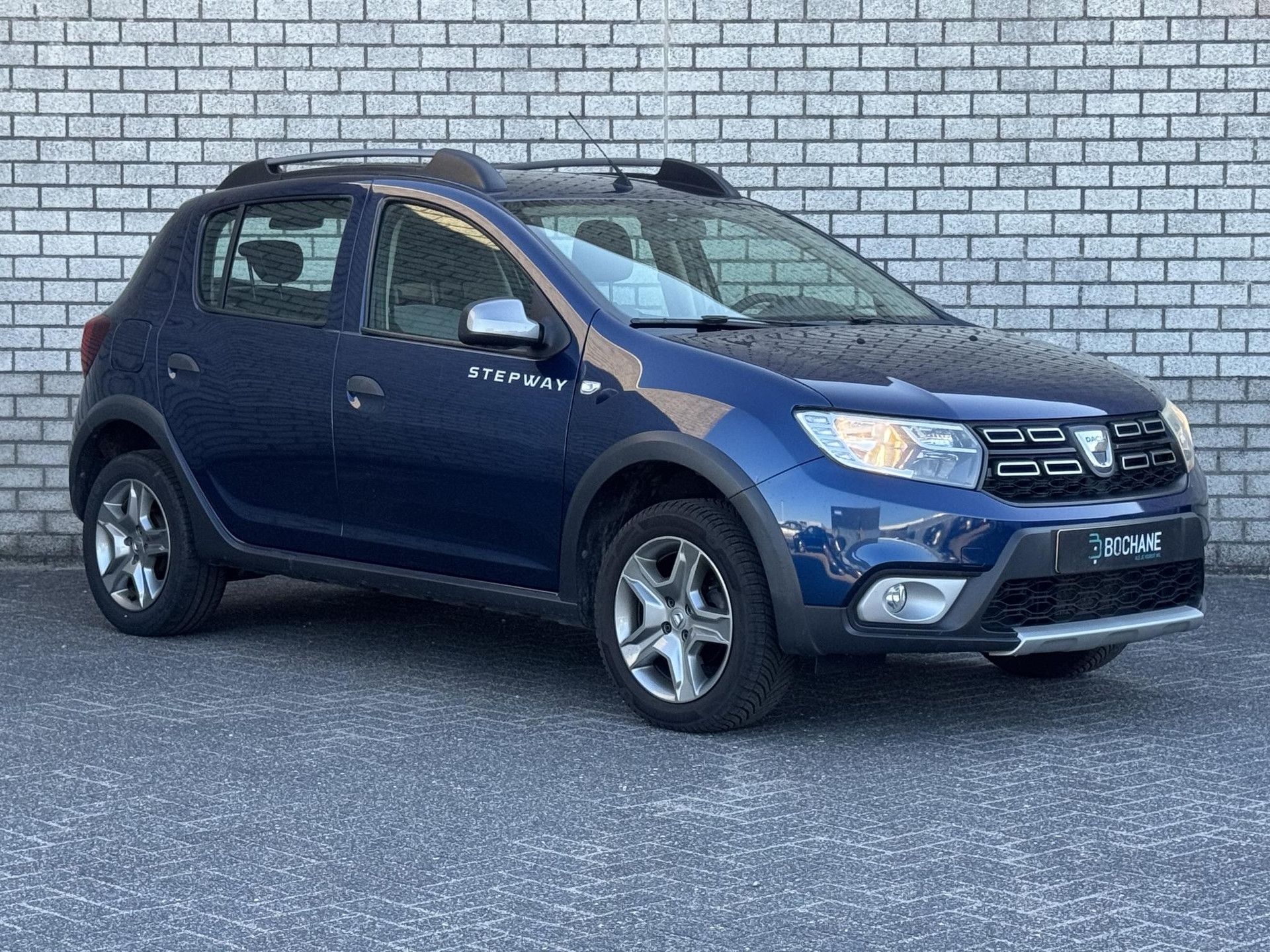 Dacia Sandero met kenteken ZV-980-K – detailfoto