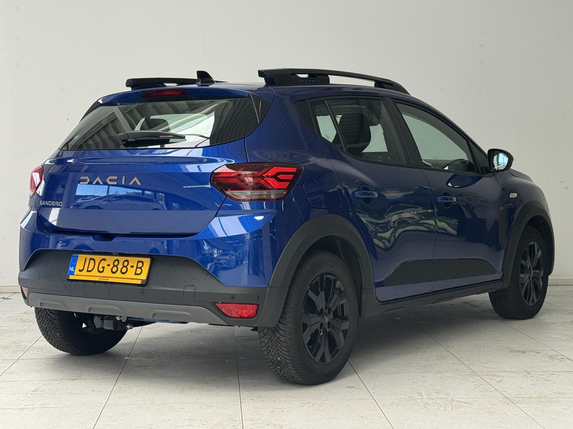 Dacia SanderoStepway met kenteken JDG-88-B – achteraanzicht