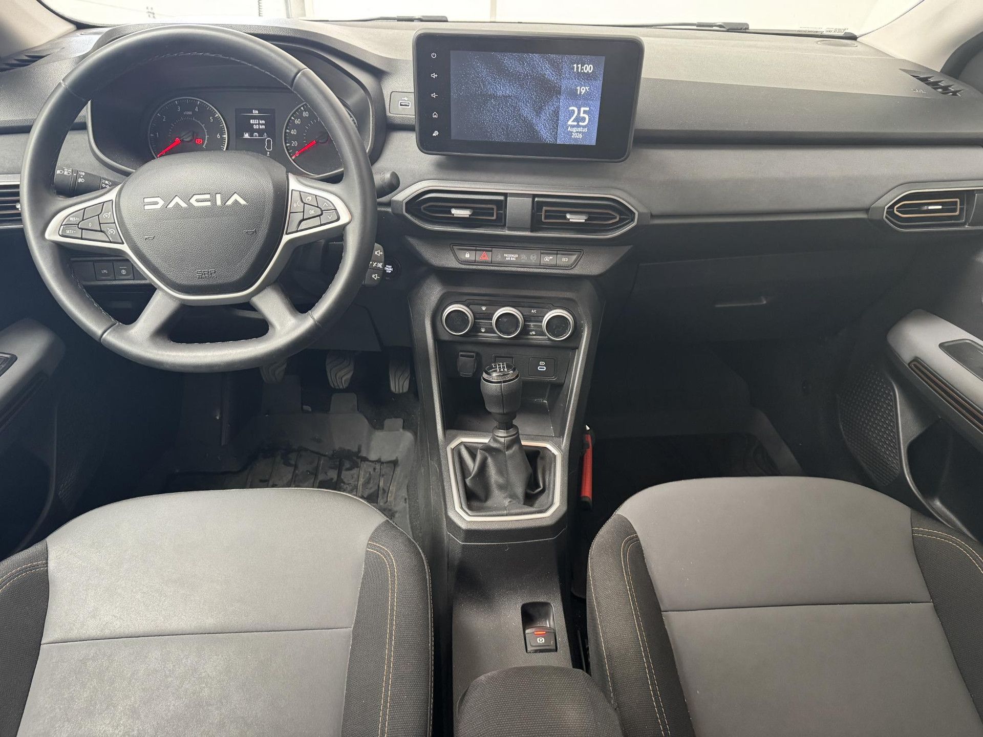 Dacia SanderoStepway met kenteken JDG-88-B – interieur