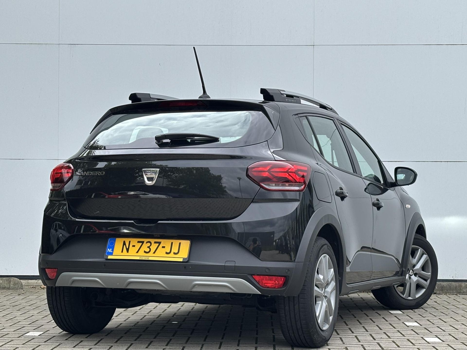 Dacia SanderoStepway met kenteken N-737-JJ – achteraanzicht
