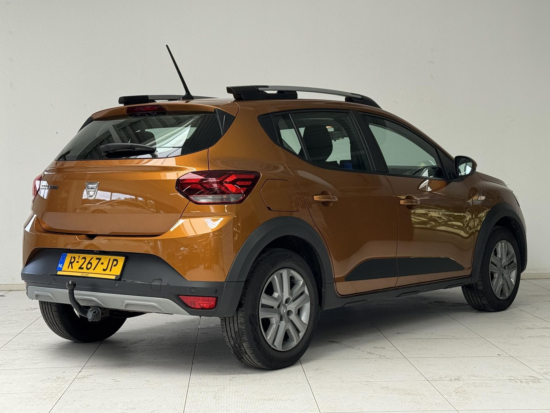 Dacia SanderoStepway met kenteken R-267-JP – achteraanzicht