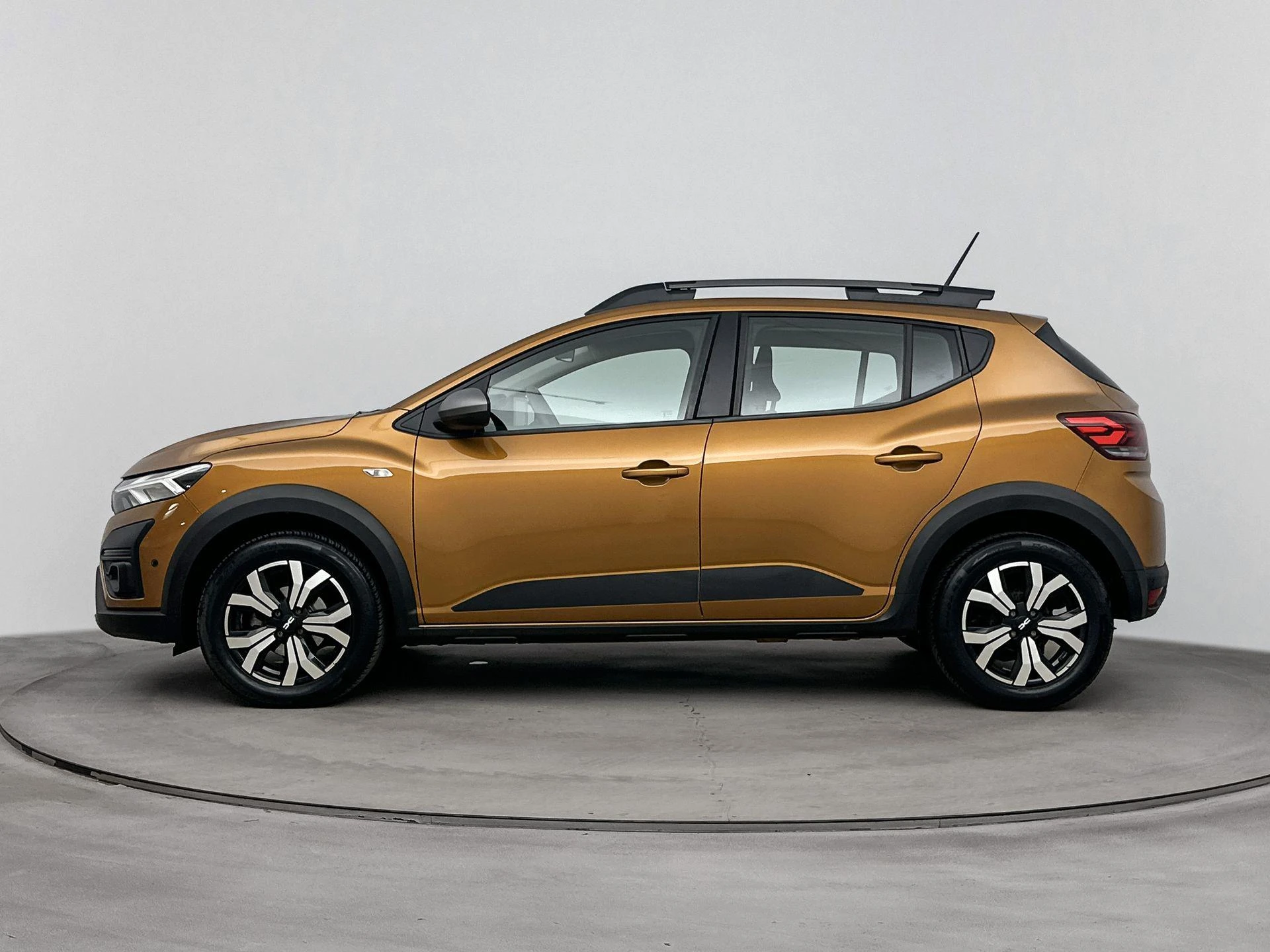 Dacia SanderoStepway met kenteken T-875-JF – autofoto 4