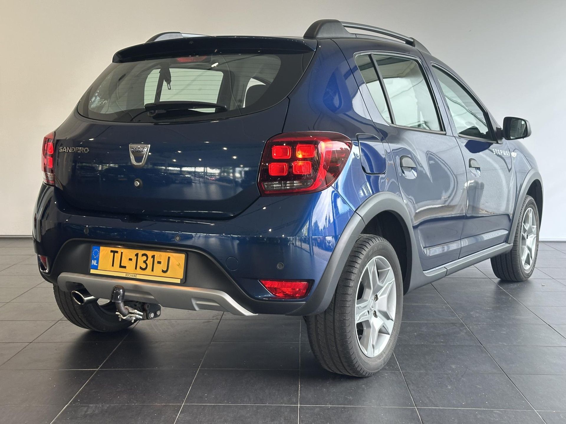 Dacia SanderoStepway met kenteken TL-131-J – achteraanzicht