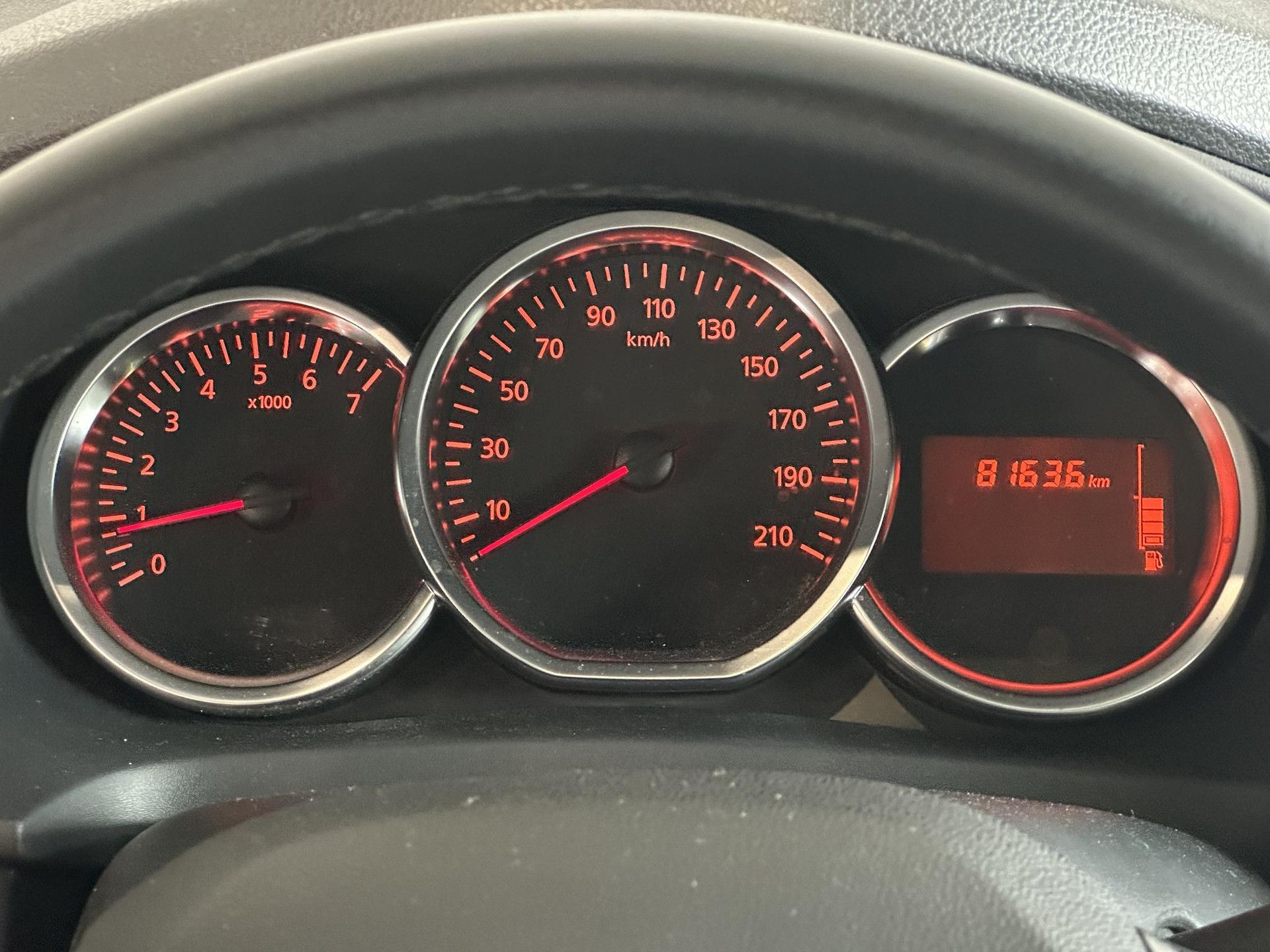 Dacia SanderoStepway met kenteken TL-131-J – dashboard