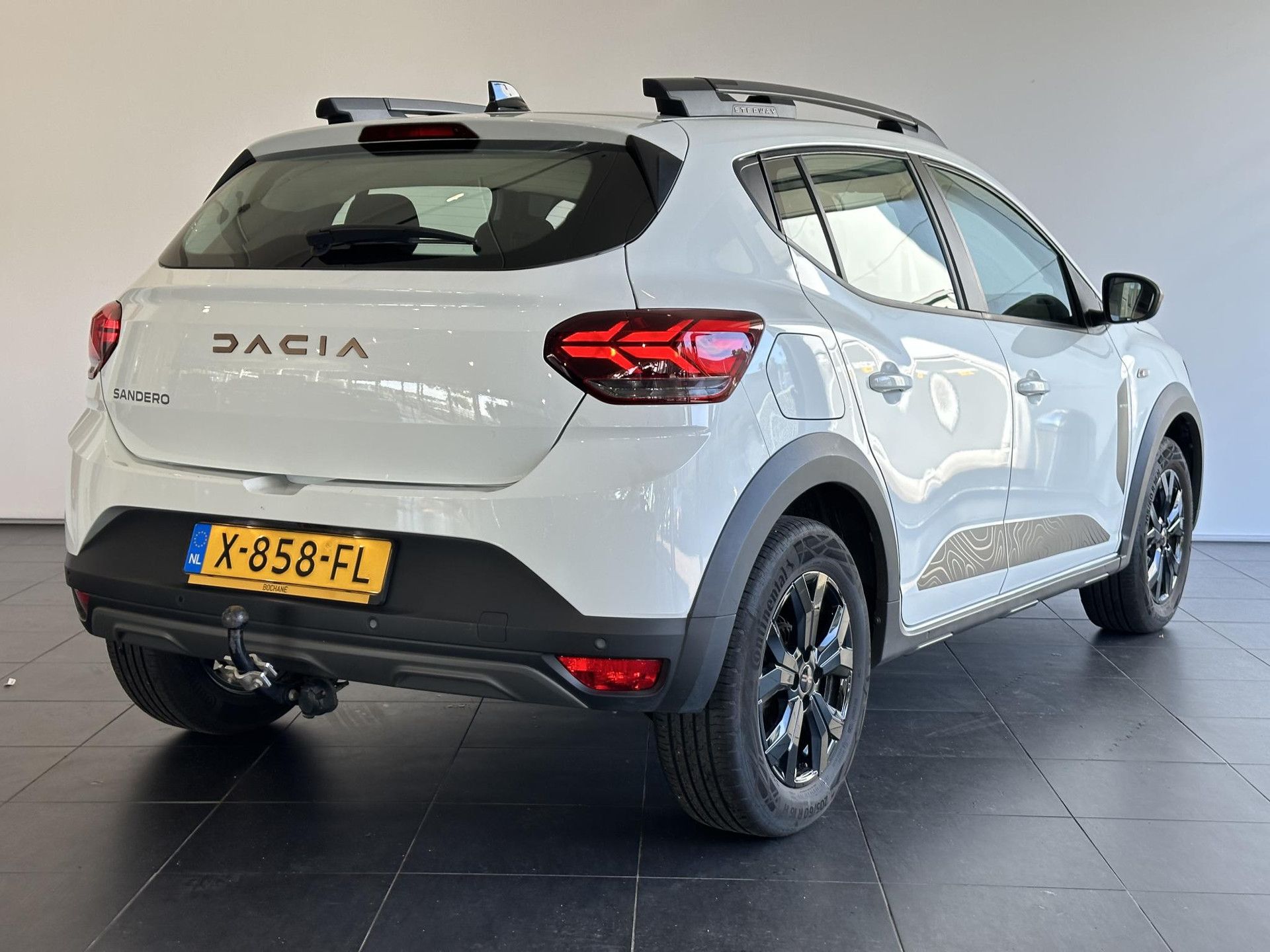 Dacia SanderoStepway met kenteken X-858-FL – achteraanzicht