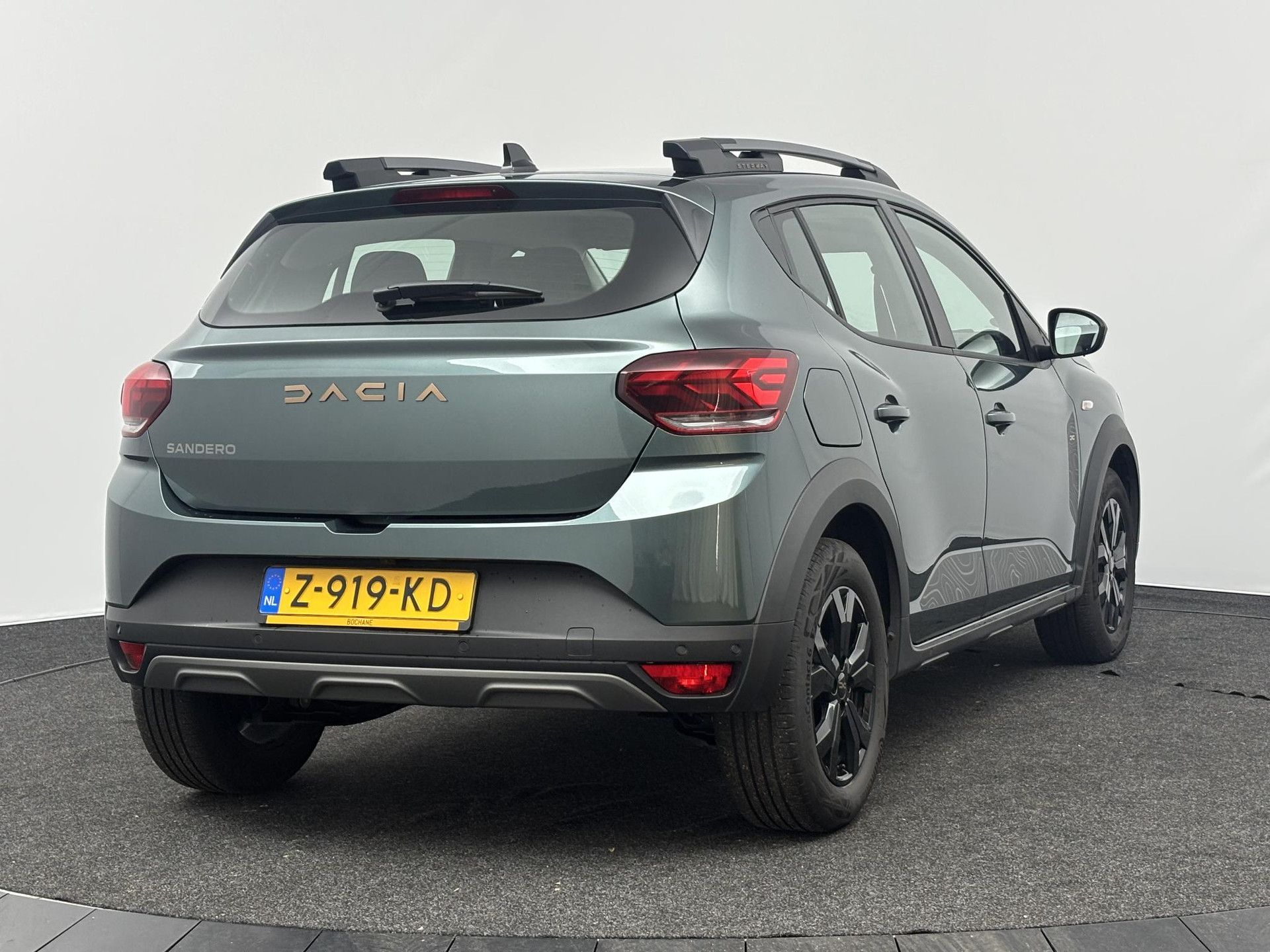 Dacia SanderoStepway met kenteken Z-919-KD – achteraanzicht