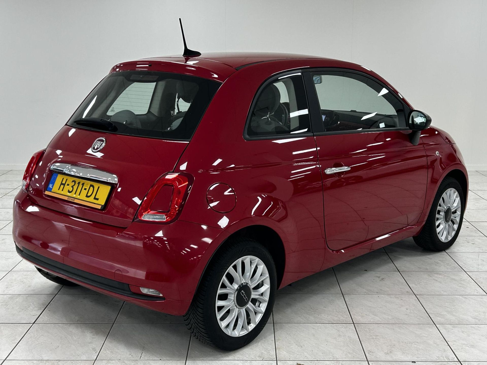 Fiat 500 met kenteken H-311-DL – achteraanzicht