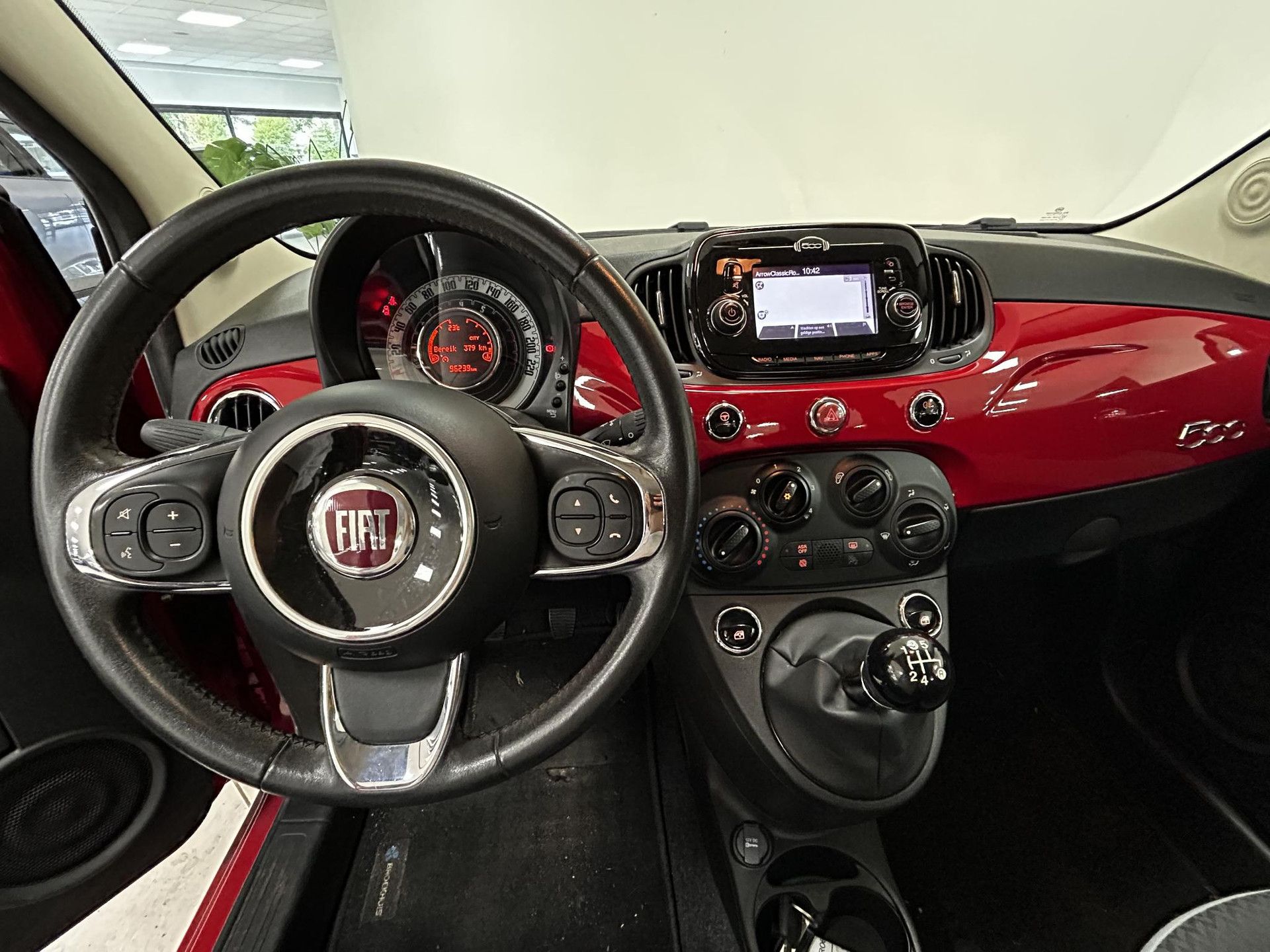 Fiat 500 met kenteken H-311-DL – interieur