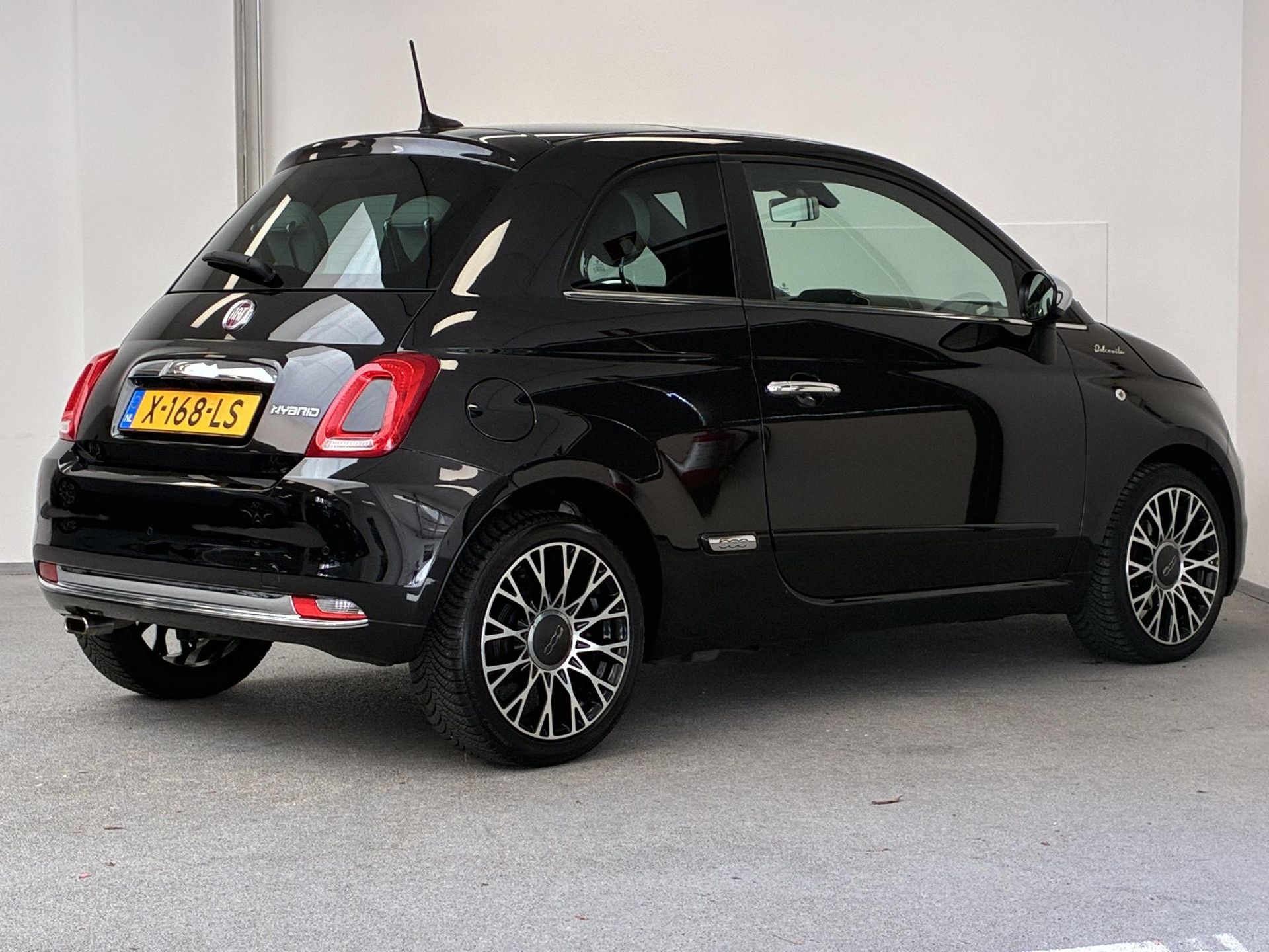 Fiat 500 met kenteken X-168-LS – achteraanzicht