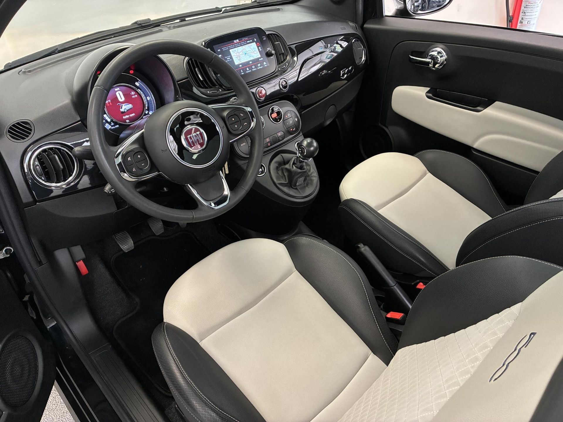 Fiat 500 met kenteken X-168-LS – interieur