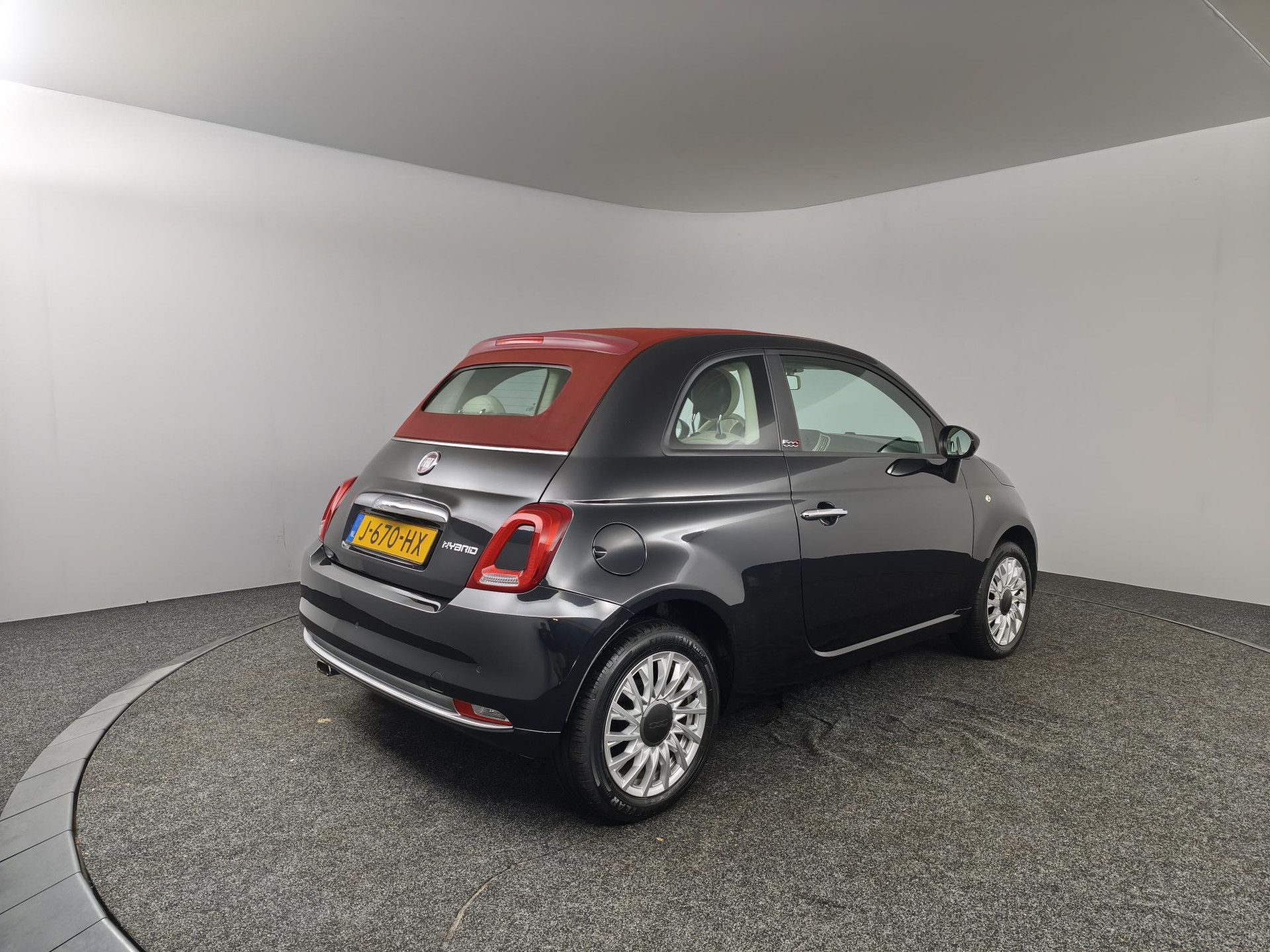 Fiat 500C met kenteken J-670-HX – achteraanzicht