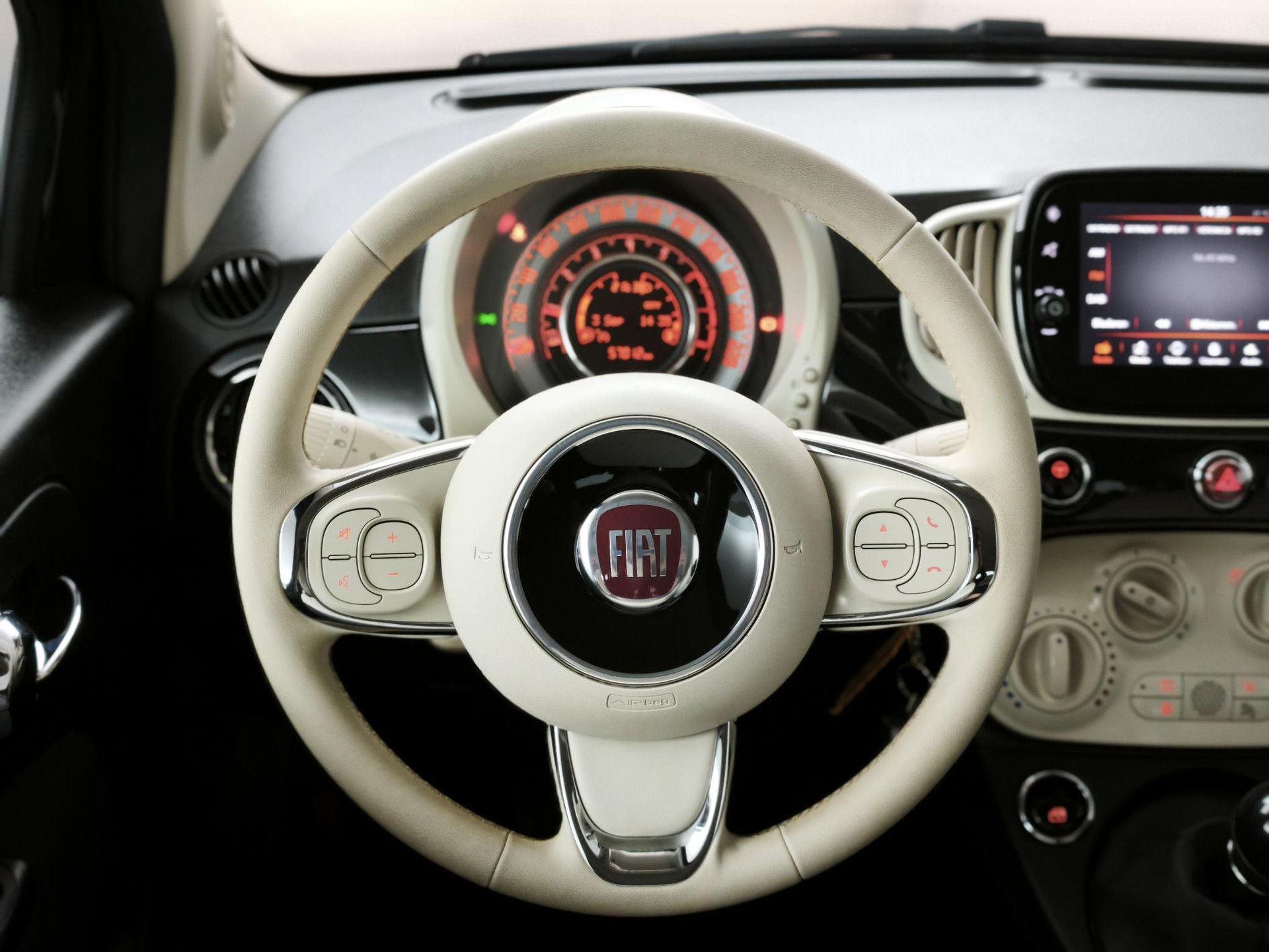 Fiat 500C met kenteken J-670-HX – interieur