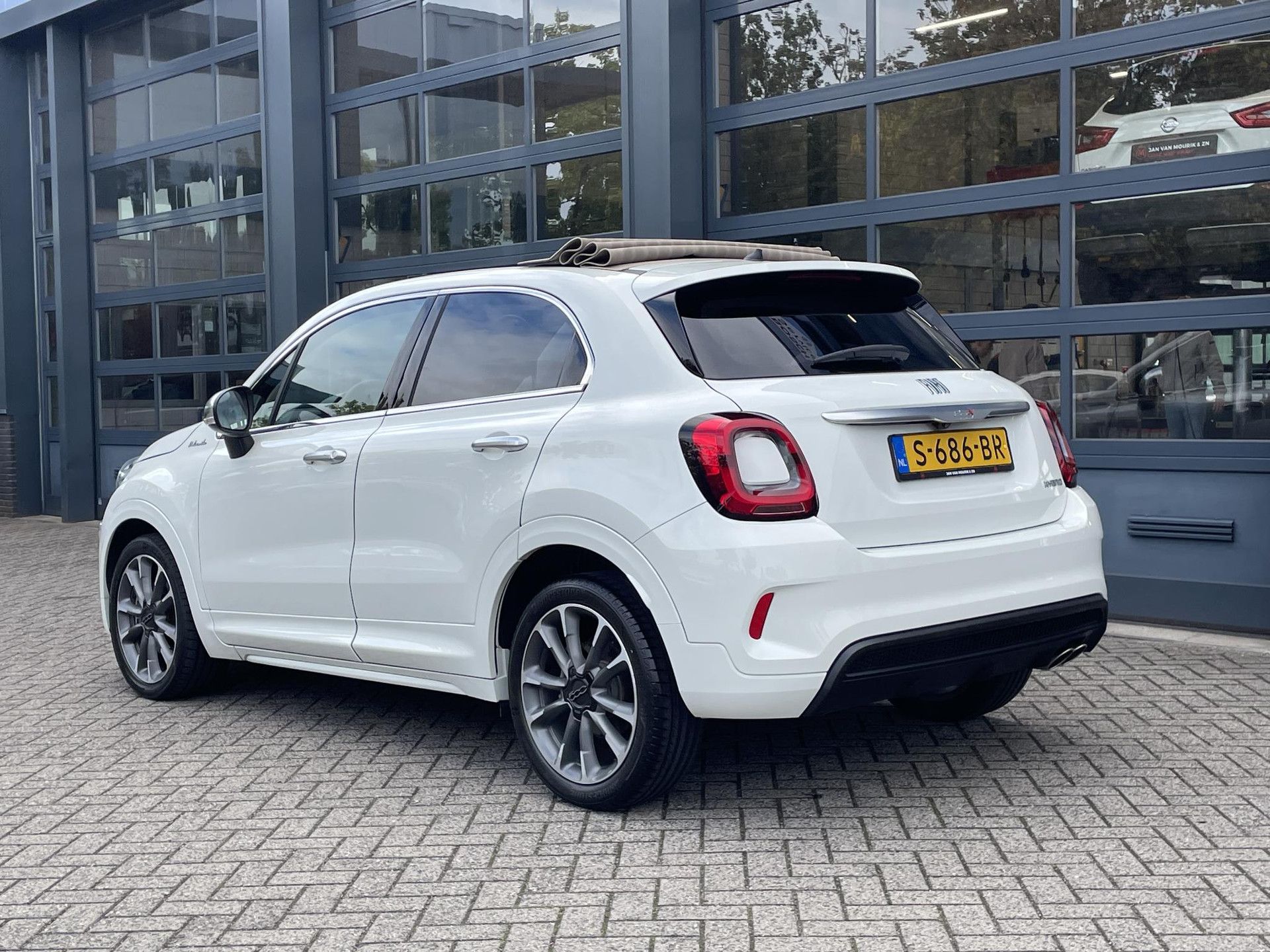 Fiat 500X met kenteken S-686-BR – achteraanzicht
