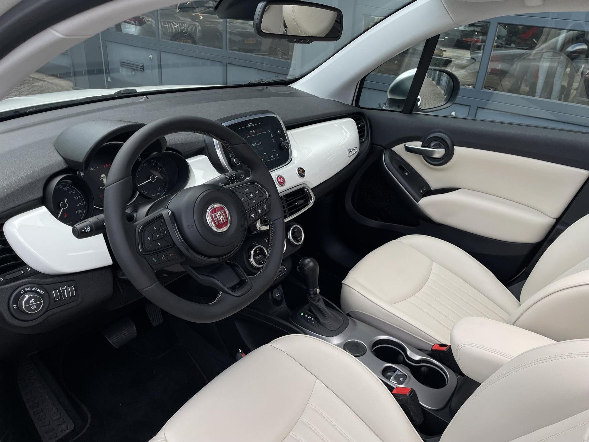 Fiat 500X met kenteken S-686-BR – interieur
