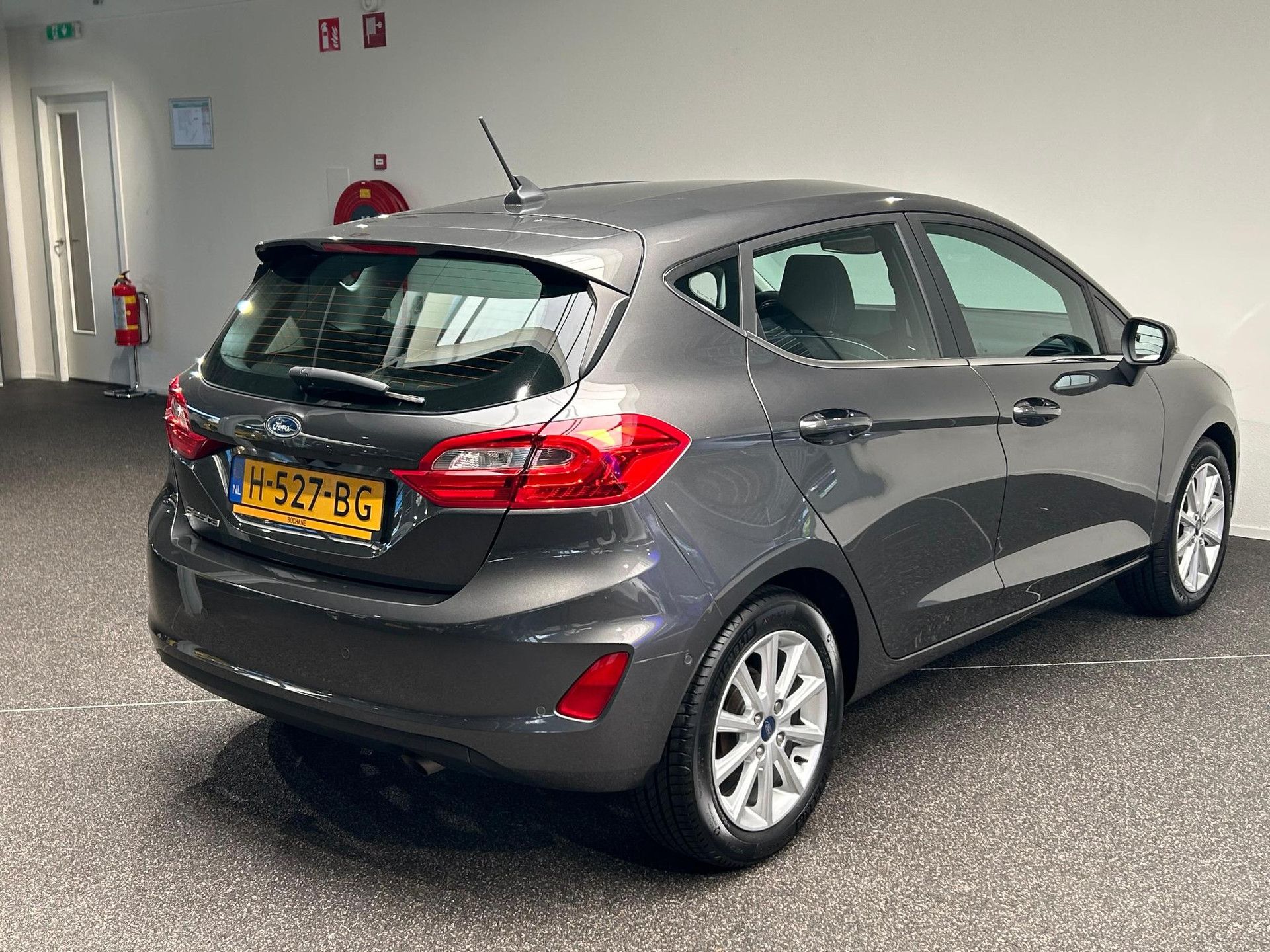 Ford Fiesta met kenteken H-527-BG – achteraanzicht