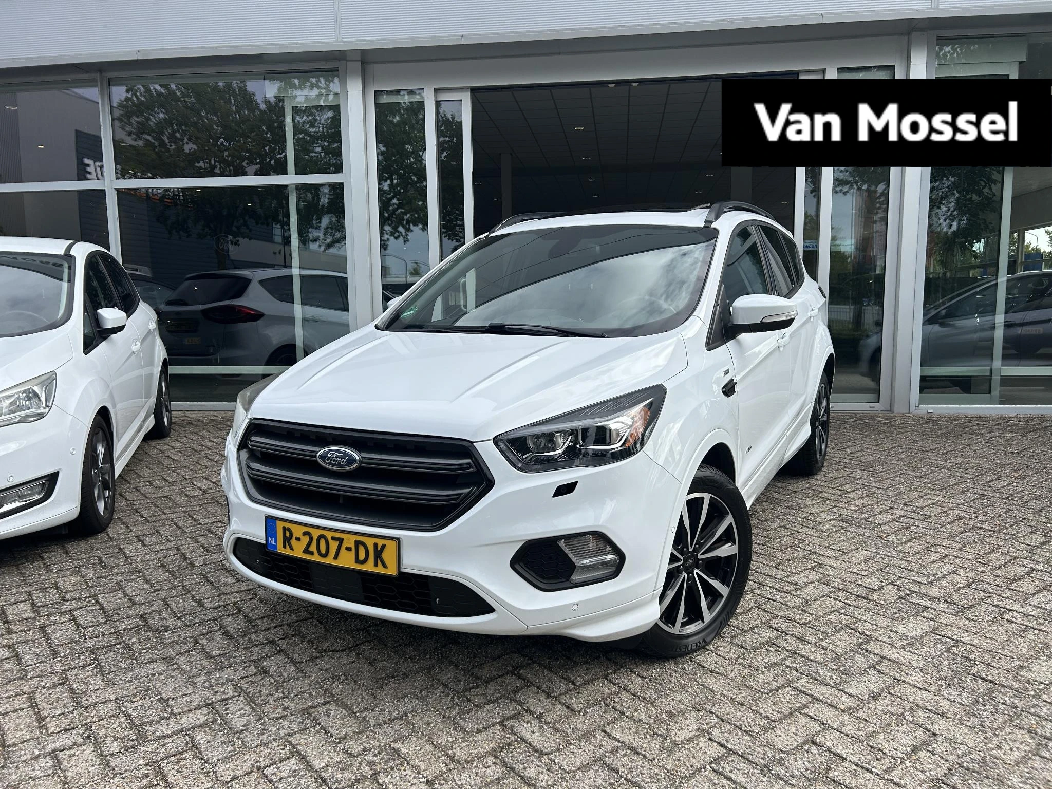 Ford Kuga met kenteken 75100 – autofoto 2
