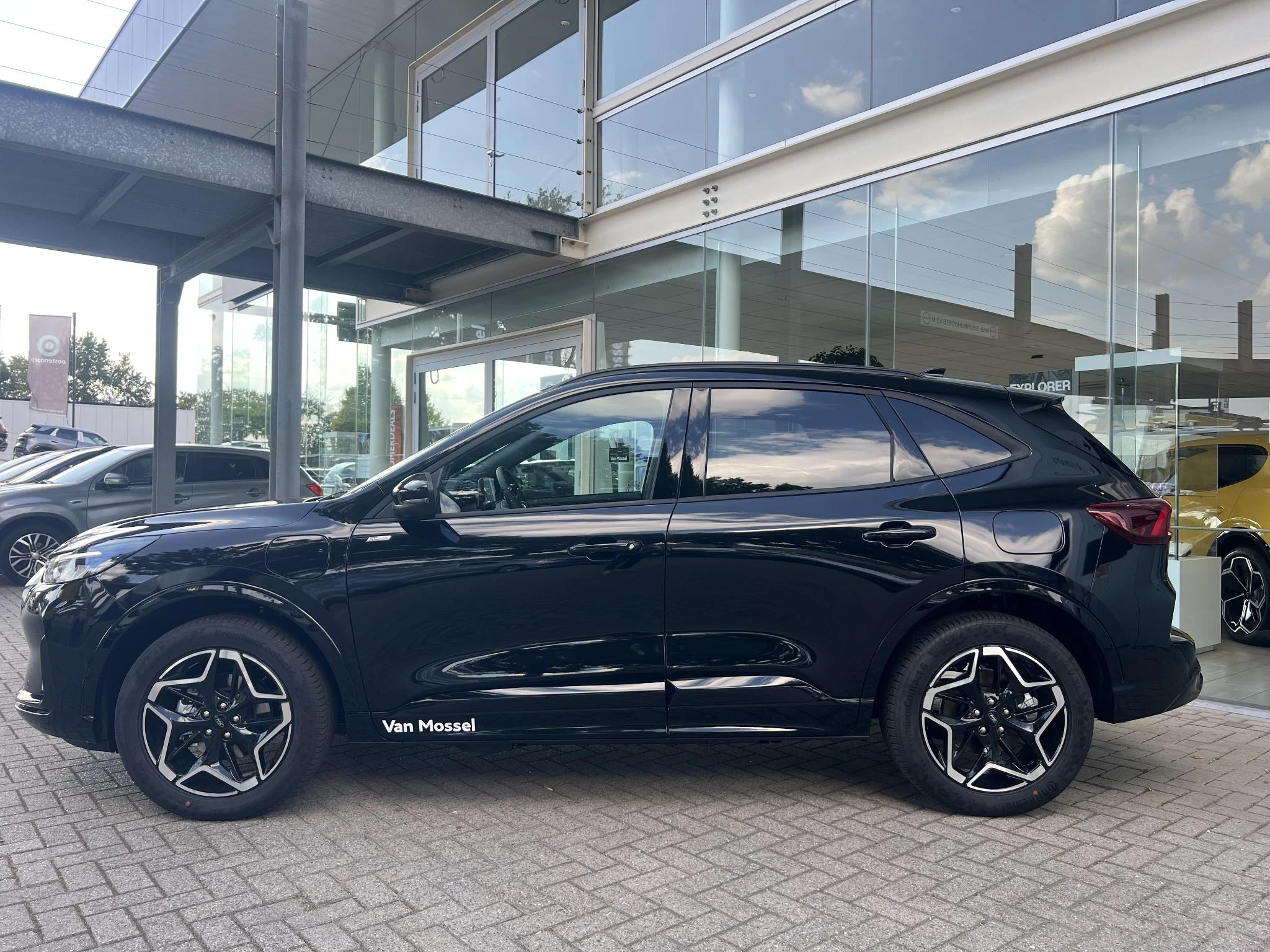 Ford Kuga met kenteken 28100 – autofoto 4